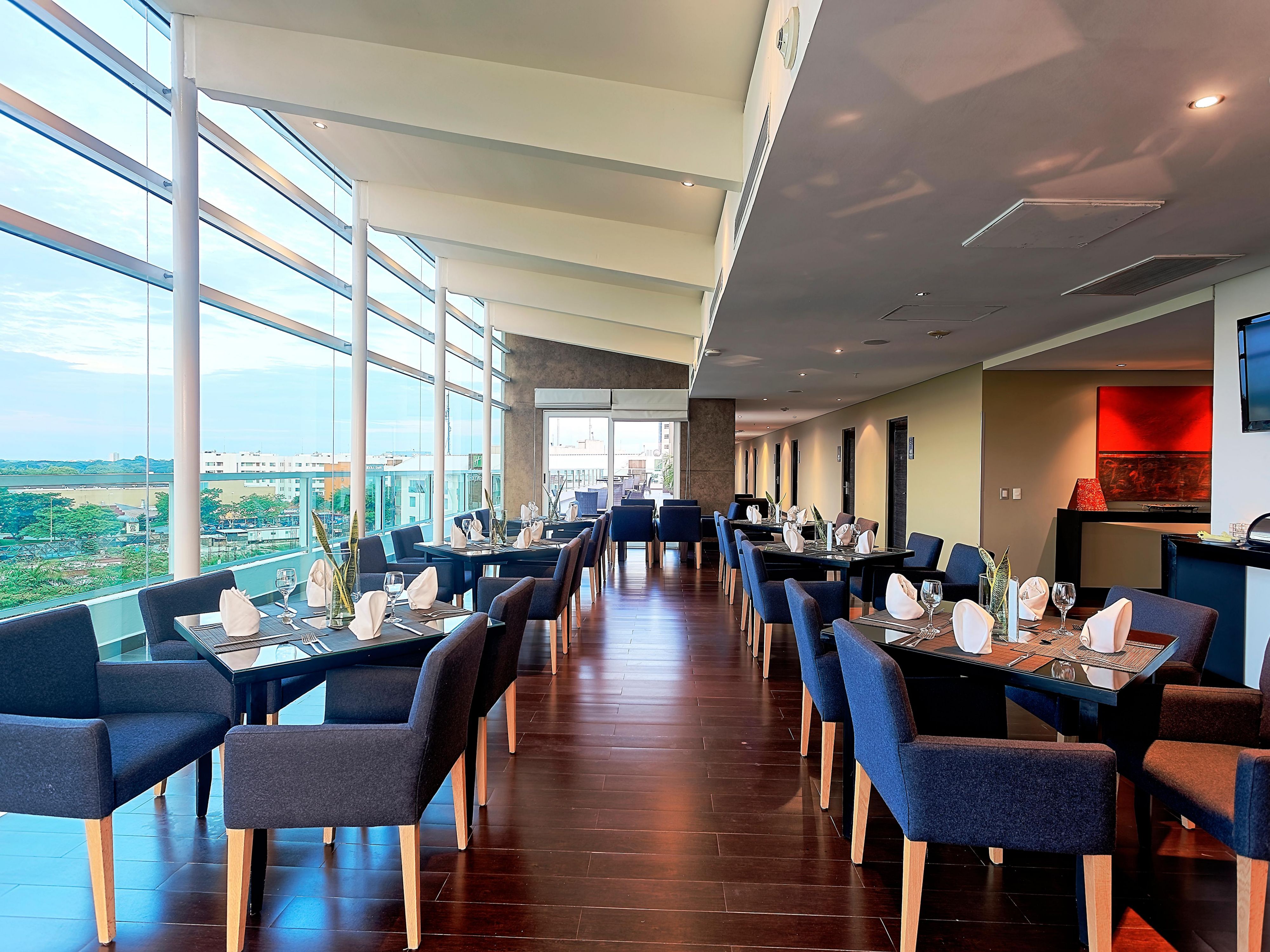 When you stay in one of our superior rooms, you can enjoy a delicious American breakfast in the morning and a tasty dinner in the afternoon, accompanied by a glass of wine, beer, or a soft drink, all while enjoying a beautiful view.