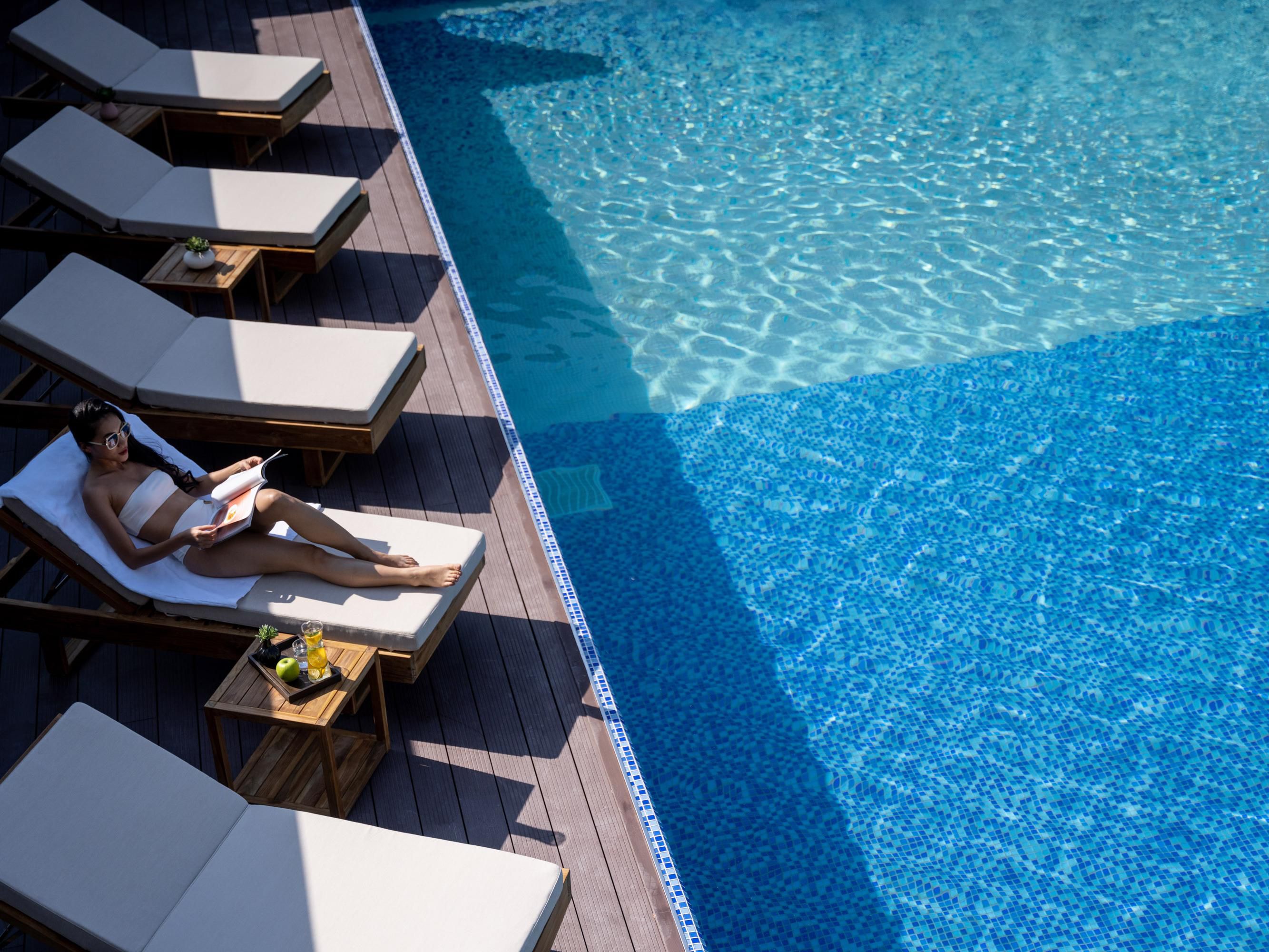 The outdoor swimming pool features a whirlpool, sunbeds, and umbrellas. Towels are provided free of charge.
Relax at the juice bar, in the dry/steam sauna rooms, or in our jacuzzi tubs to complete your powerful recharge session.