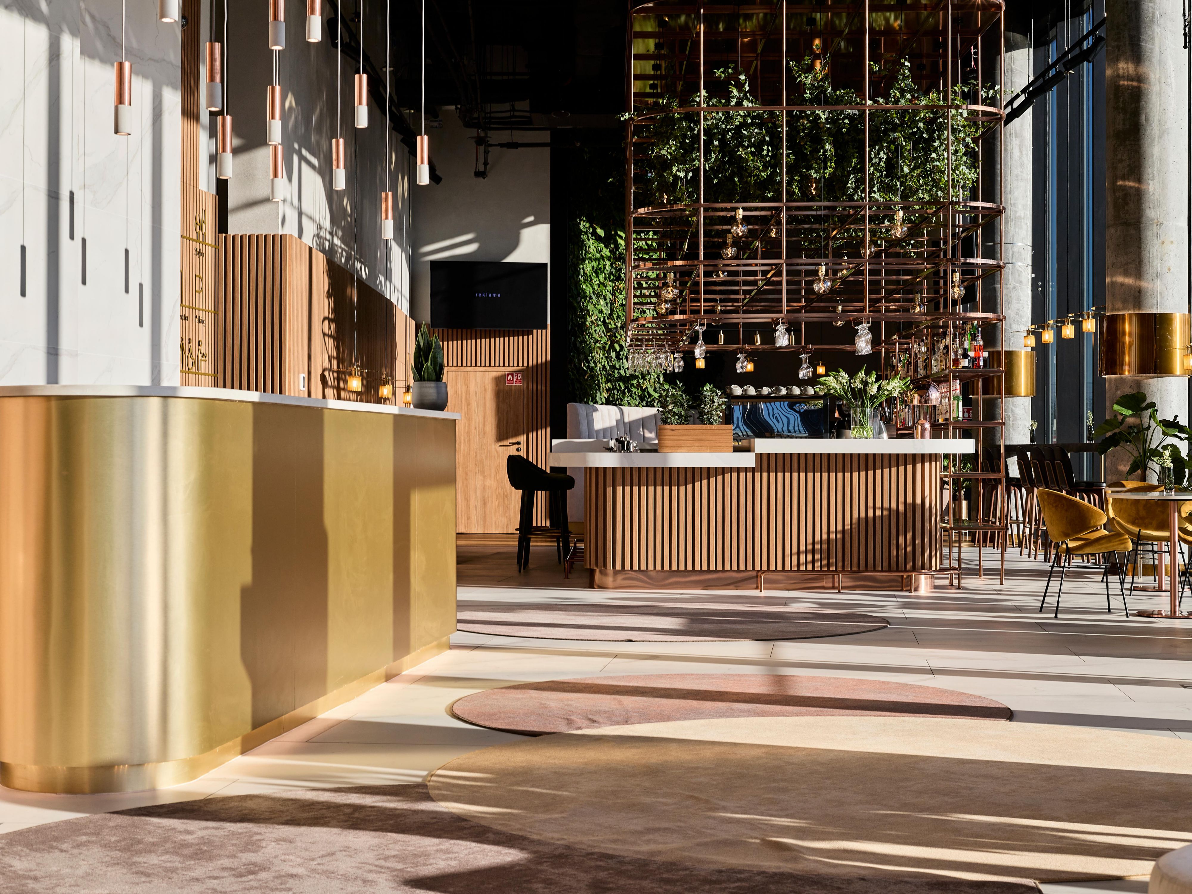 Offering modern takes on the traditional food concept, the Signature Bar allows you to get what you want when you want it. A menu that features on-trend, sustainable ingredients to promote productivity, restoration, and inspiration in a relaxed environment. From powerful breakfasts through healthy snacks to signature dining options.