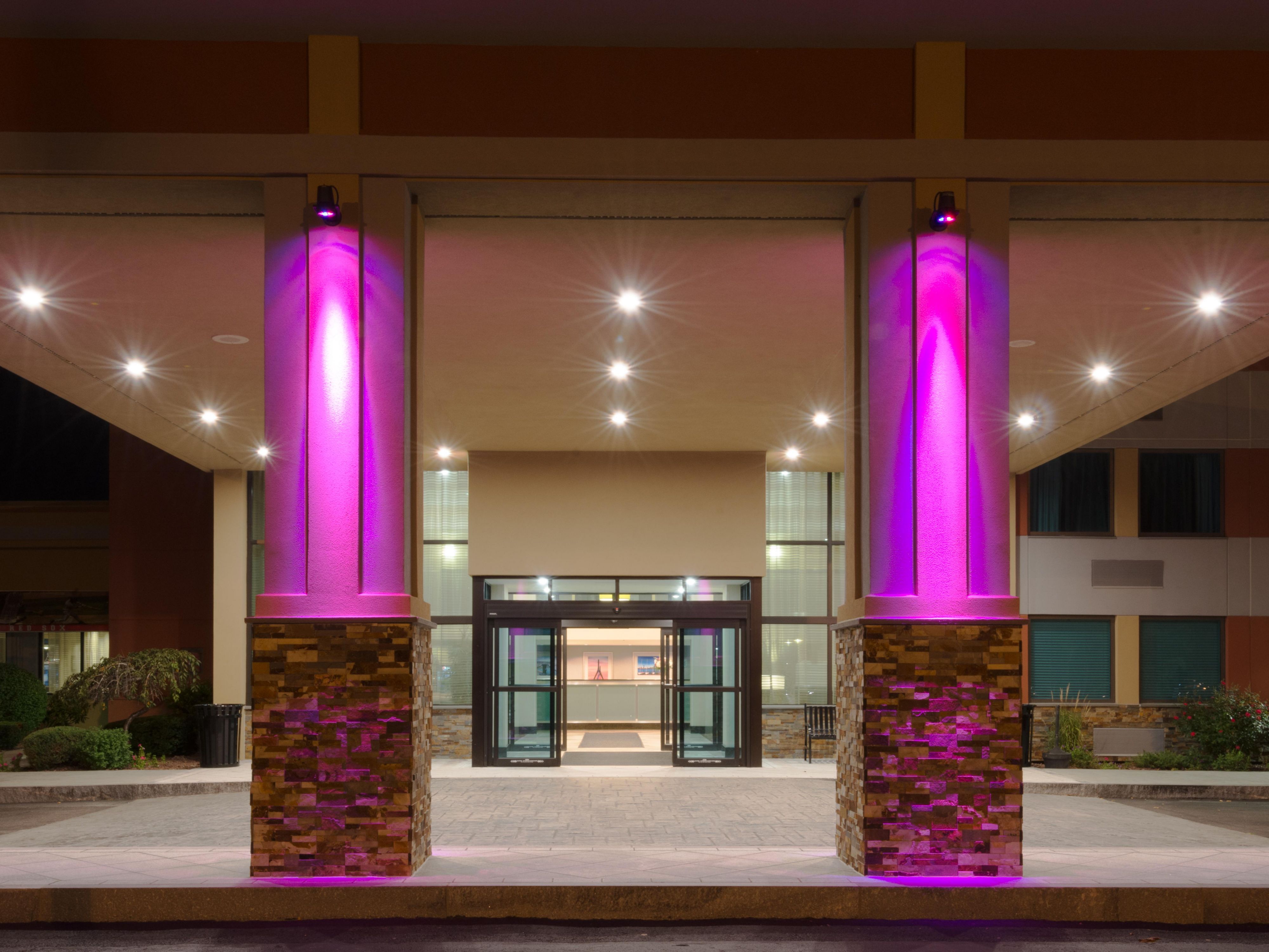 Complimentary shuttle service available to the MBTA Commuter Rail Anderson Station with service into Boston as well as local offices, Lahey Clinic and Medical Center, Burlington Mall, Woburn Center and several amazing restaurants in the local surrounding area. 