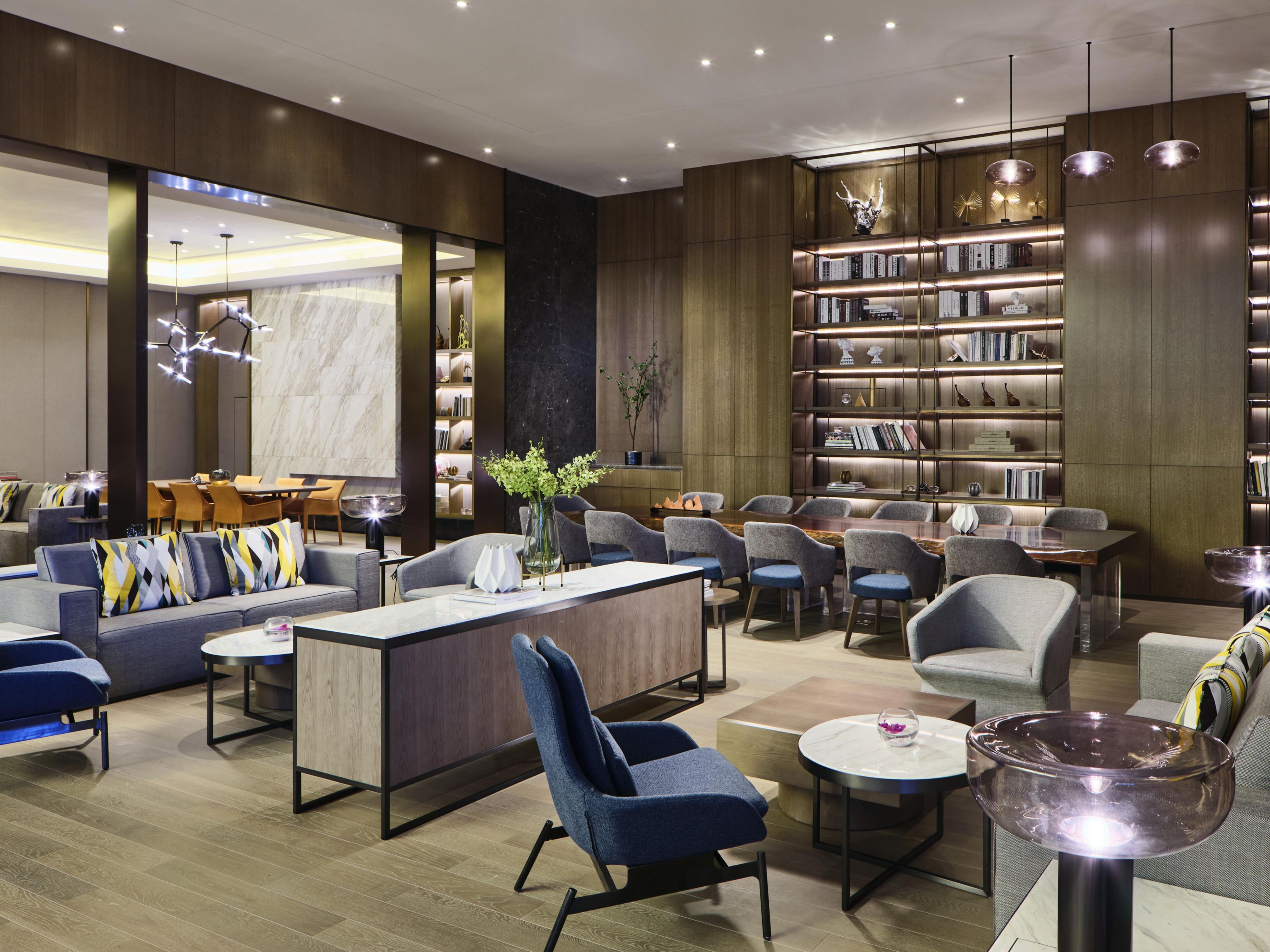 Situated on the 1st floor of the hotel, the Breeze Lobby Bar is the ideal place for informal meetings, gathering with friends or enjoying an intimate cocktail. Day or
night, our bartenders will server your favorite drink, whether you have a taste for fine wines, desire something cold and refreshing or prefer aromatic coffee or tea.

