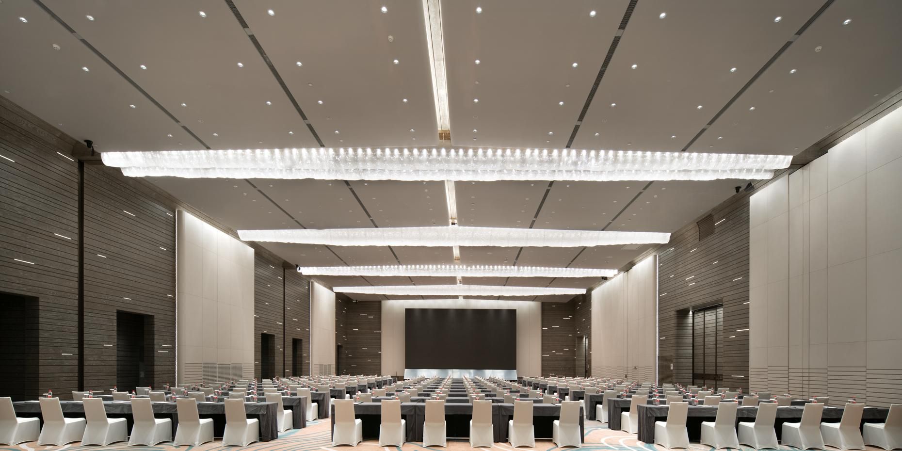 Crowne Plaza Wuhan Optical Valley has 2,600㎡ of multi-functional conference space, a total number of 8 conference rooms, including 1,100㎡ pillar less banquet hall of 9 meters height, which can easily accommodate 1,000 people.