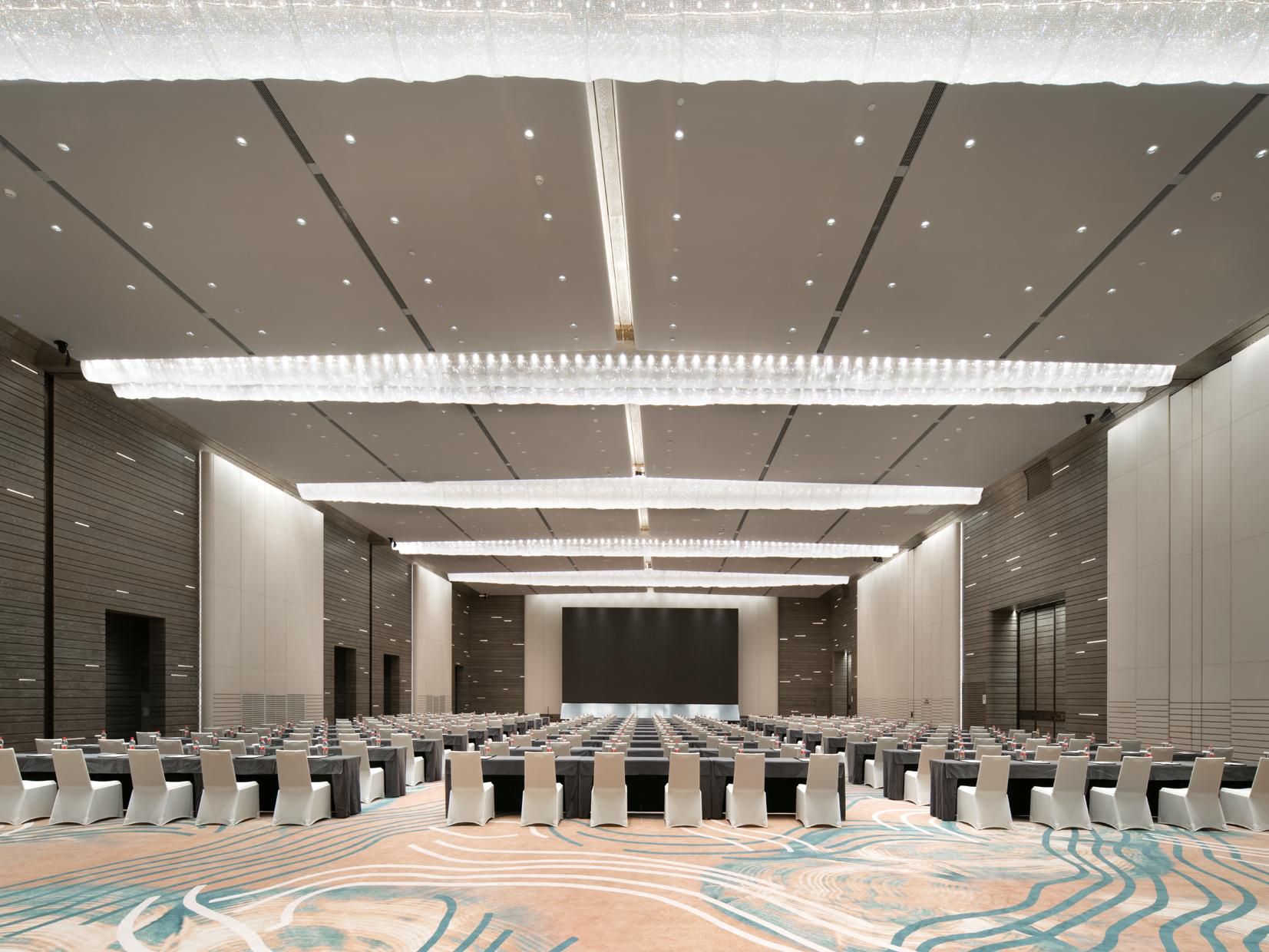 Crowne Plaza Wuhan Optical Valley has 2,600㎡ of multi-functional conference space, a total number of 8 conference rooms, including 1,100㎡ pillar less banquet hall of 9 meters height, which can easily accommodate 1,000 people.