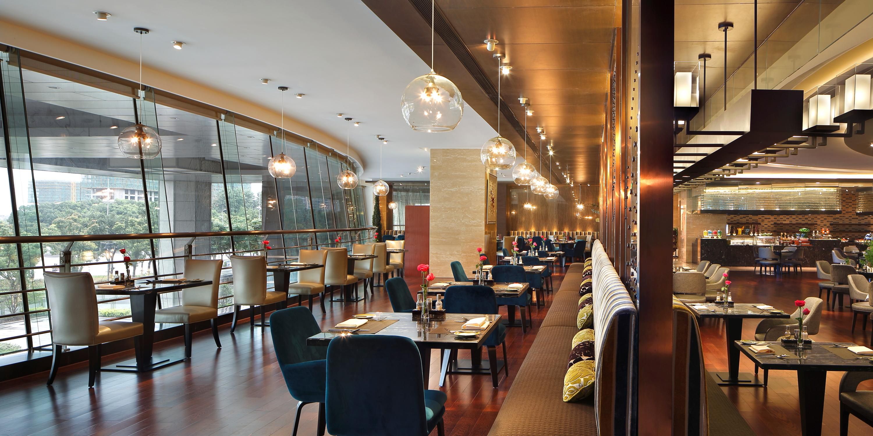 A full-time restaurant with elegant environment - Le Cafe has a relaxed dining environment and provides self selected delicacies of Japanese, Chinese, Western and other different flavors. The open kitchen can also let you appreciate the whole process of food production and enjoy a unique food experience.