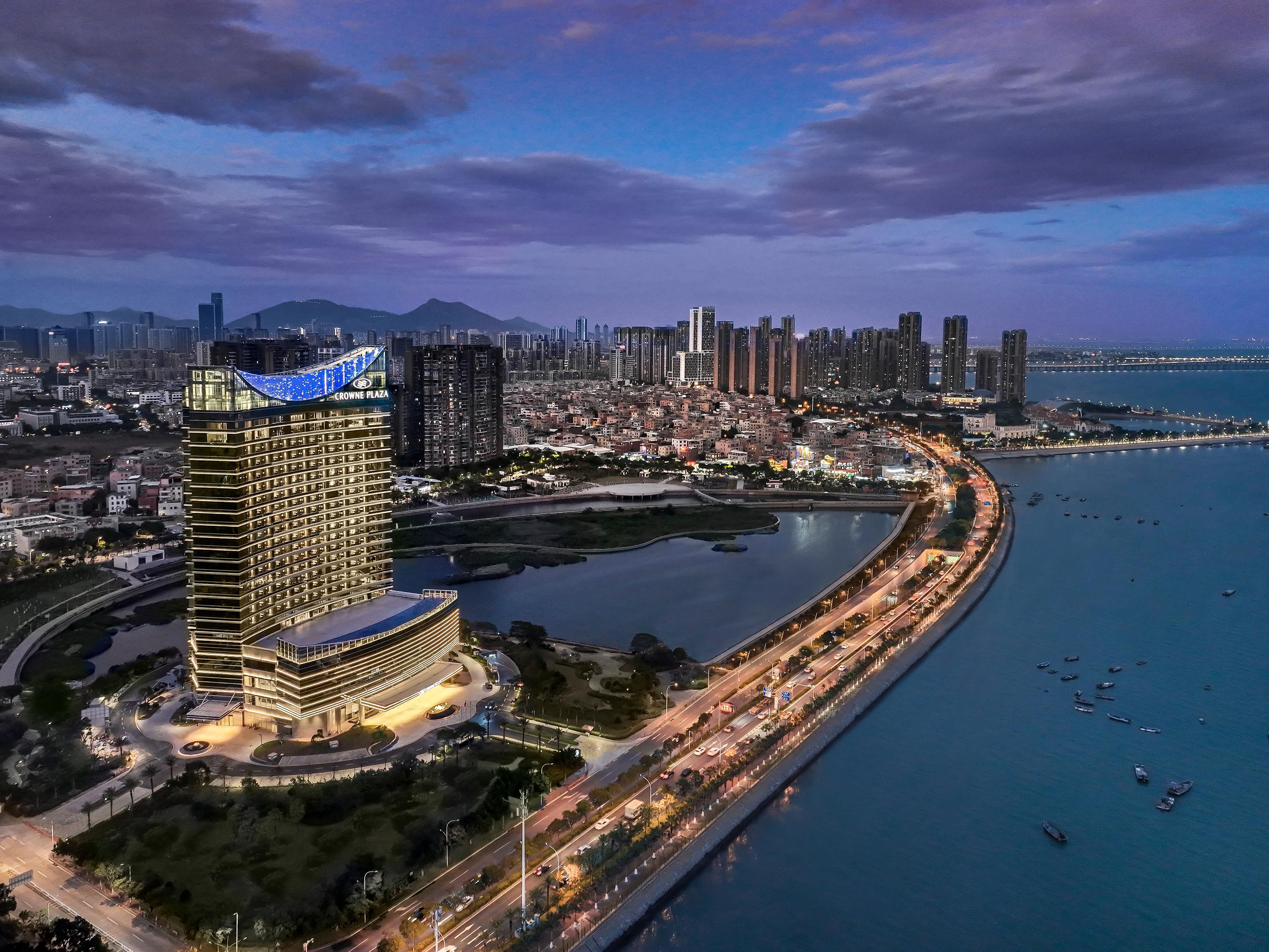酒店会议场地开阔，采光充沛，可从不同角度欣赏杏林湾海景和月美池公园的美景。近3000平方米的会议场地，配备9间多功能会议室。其中，面积为1600平方米、层高9米的大宴会厅，轻松容纳800人同时出席（宴会形式）。灵活的空间和完善的视听设备全方位满足各种规模的会务活动及婚宴、商务社交的需求。