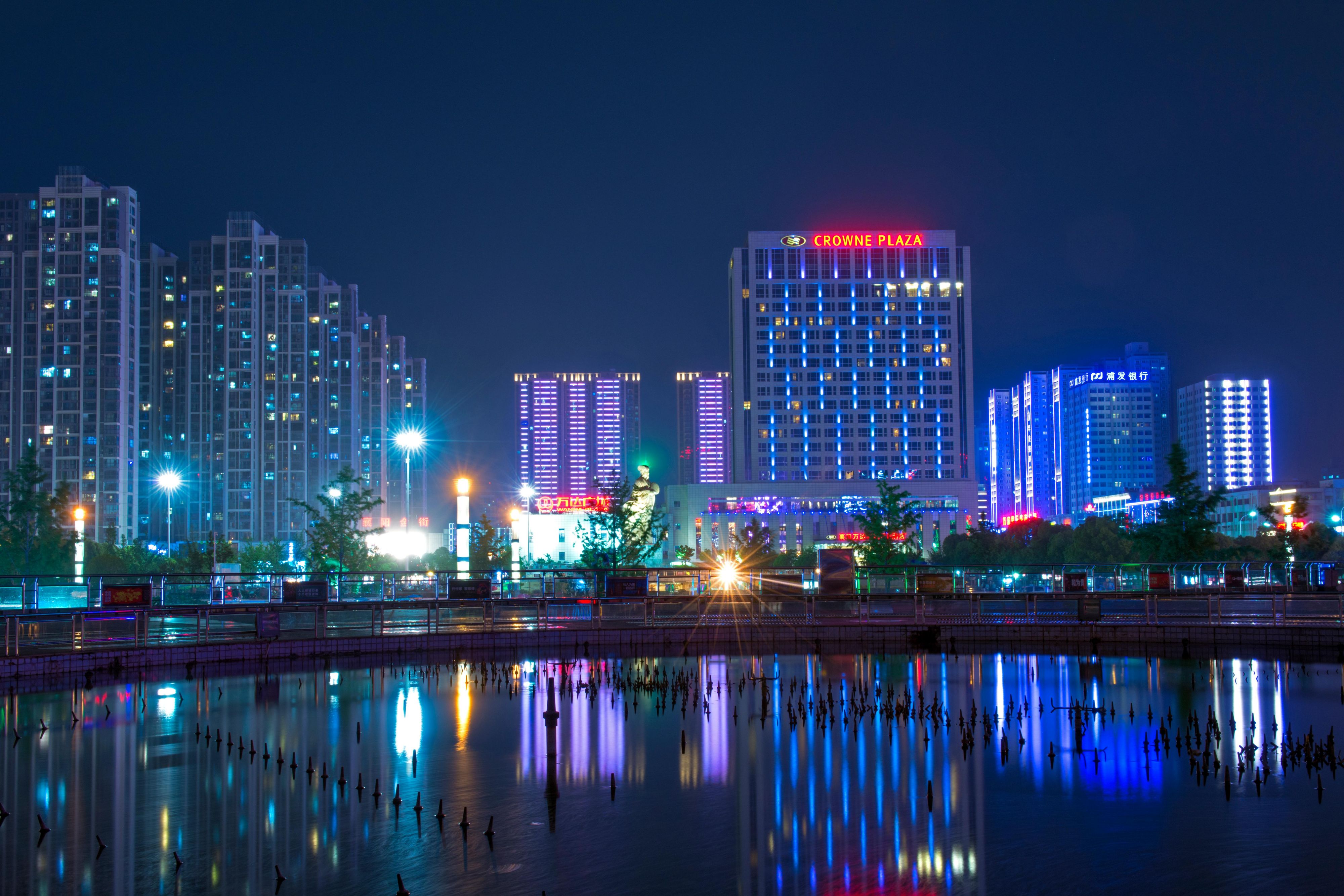 酒店外观夜景