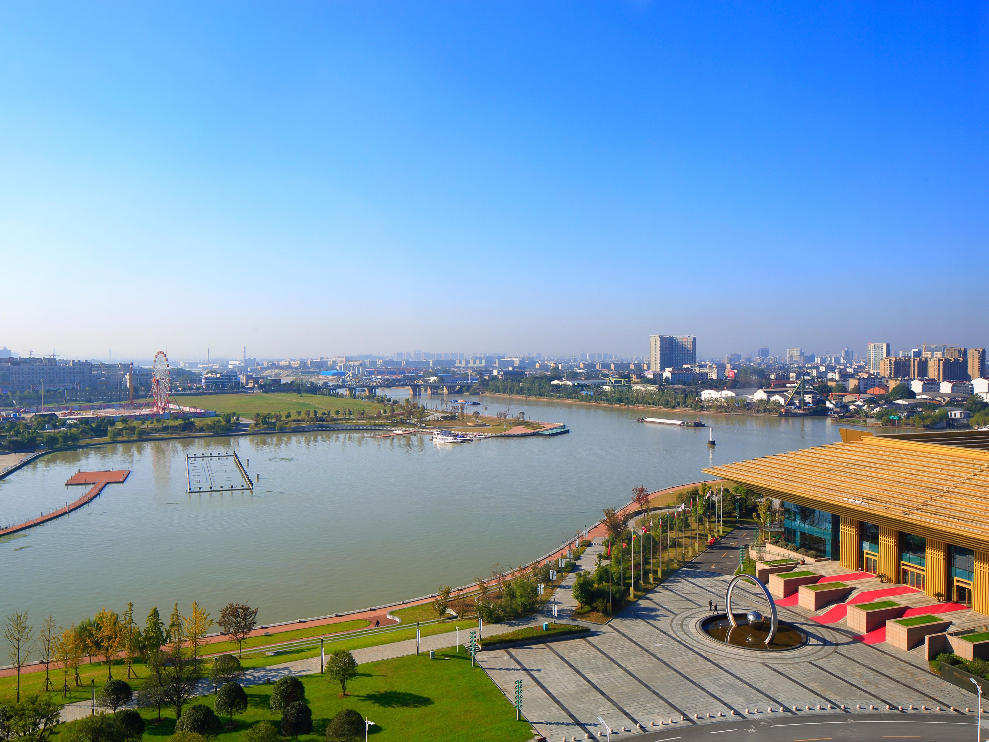 The Crowne Plaza Yangzhou is located in the scenic Guangling District of Yangzhou, adjacent to the Beijing Hangzhou Convention Center and only a few steps away from the banks of the Beijing Hangzhou Grand Canal. The hotel is located along the Beijing Shanghai high-speed railway line, with convenient and fast transportation. It takes about 15 minute