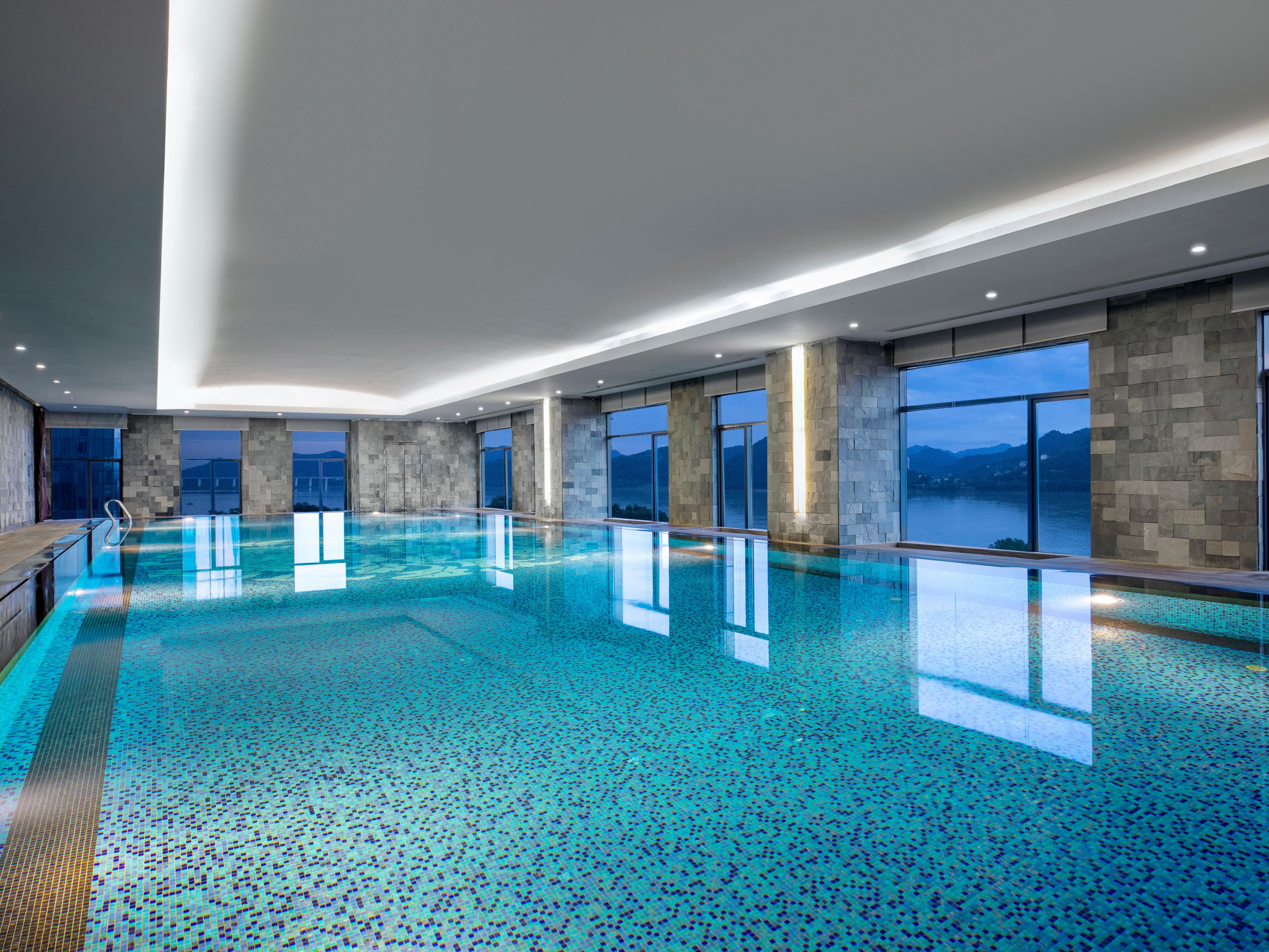 Features a well-equipped gym and a 200-square-meter indoor swimming pool with views of the Yangtze River.