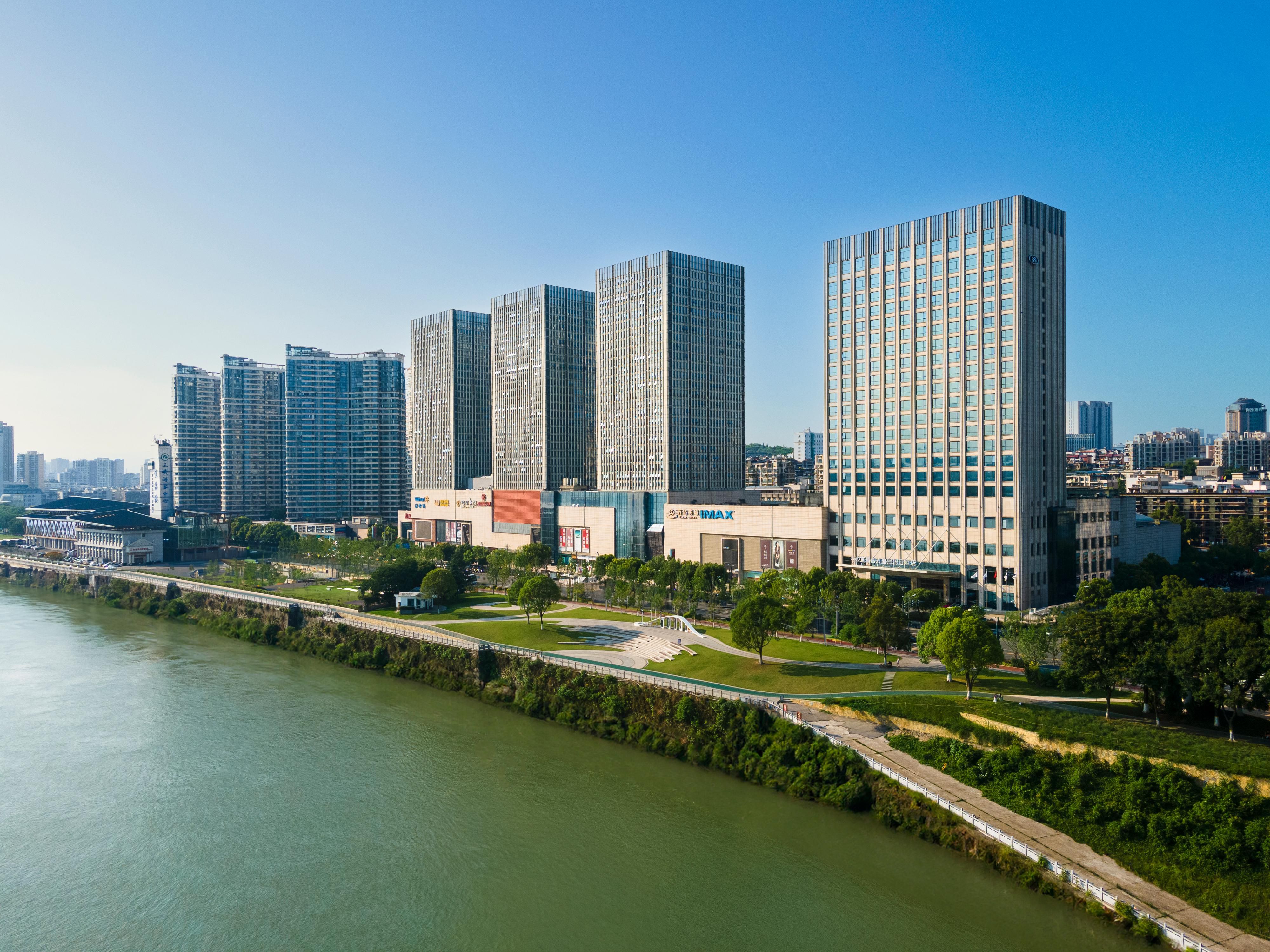 With advantageous location and convenient transportation, Crowne Plaza Yichang is situated close to Wanda Plaza,the commercial, shopping and entertainment center of Yichang.