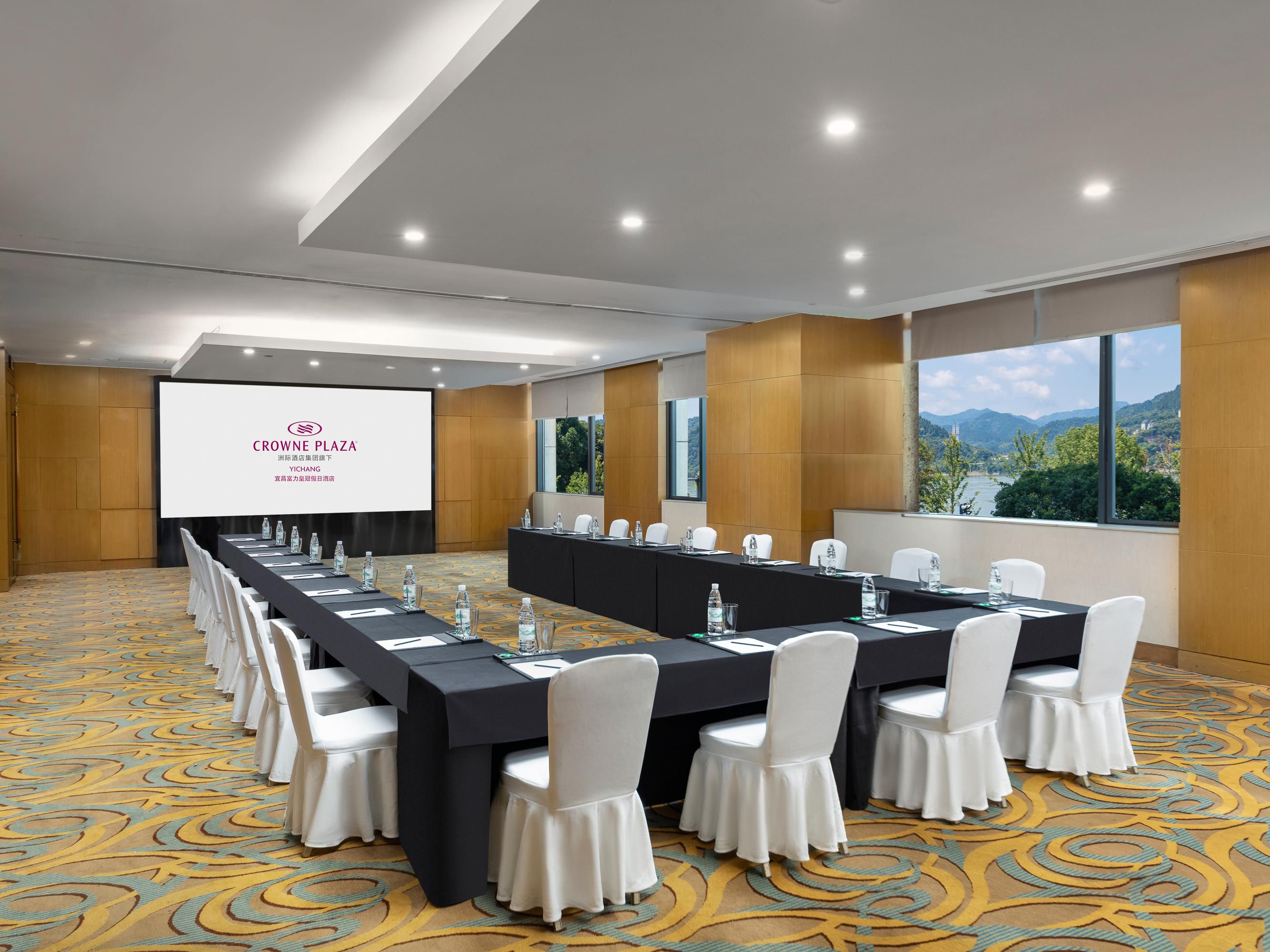 5 river view meeting rooms are the ideal place for your various meeting.