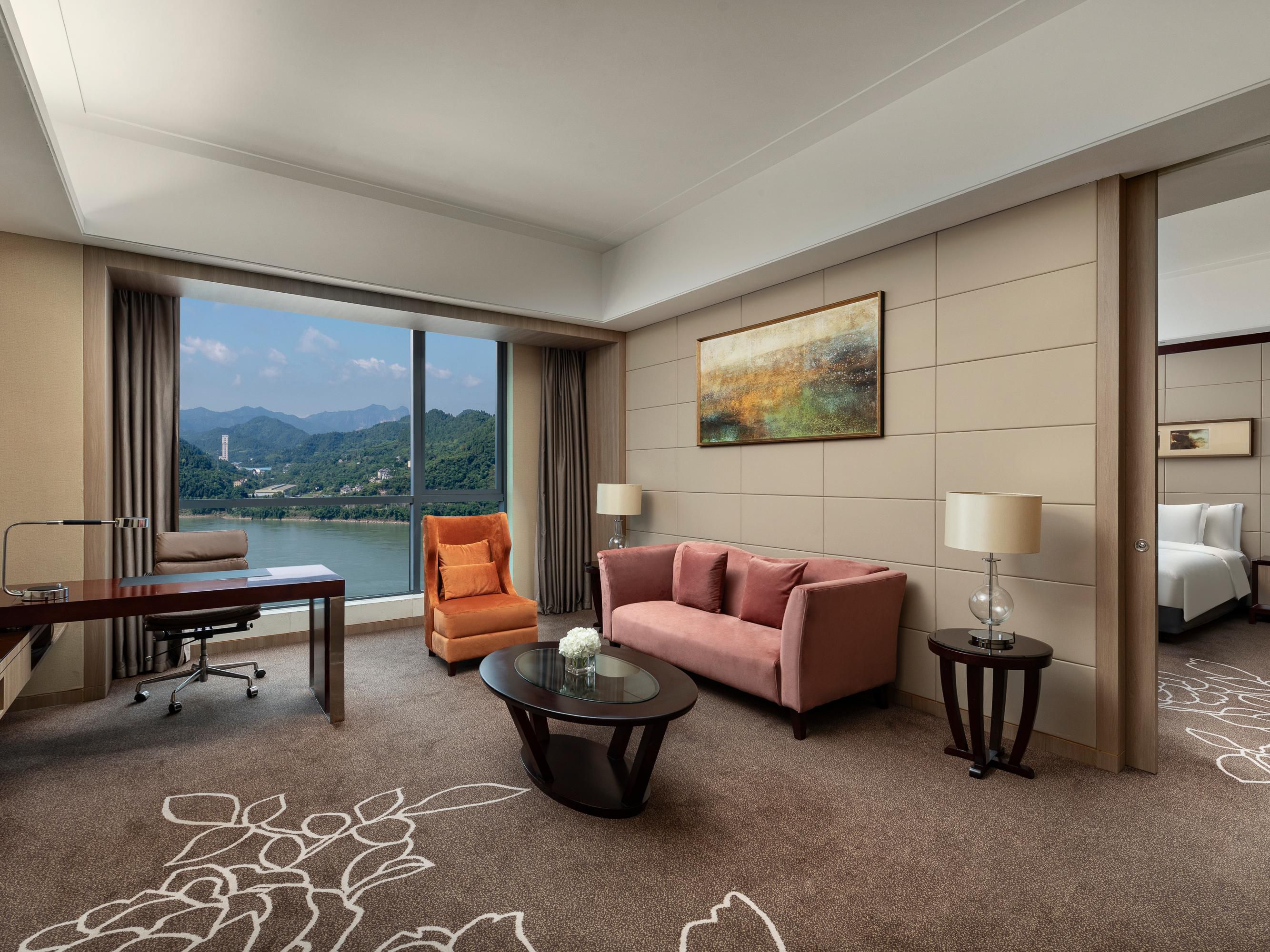 Stay in one of the hotel’s exclusive river-view rooms and enjoy stunning views of the Yangtze River as it flows through the city. On clear days, take in a romantic sunset from your window, and at night, admire the enchanting mountain silhouettes illuminated by starlight.