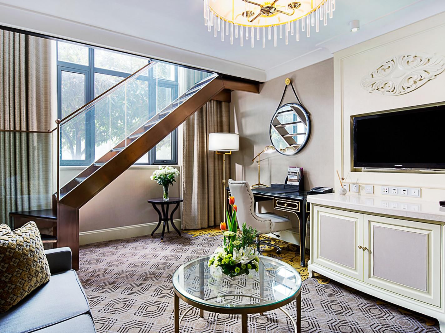 1 King Suite Loft Lounge Access