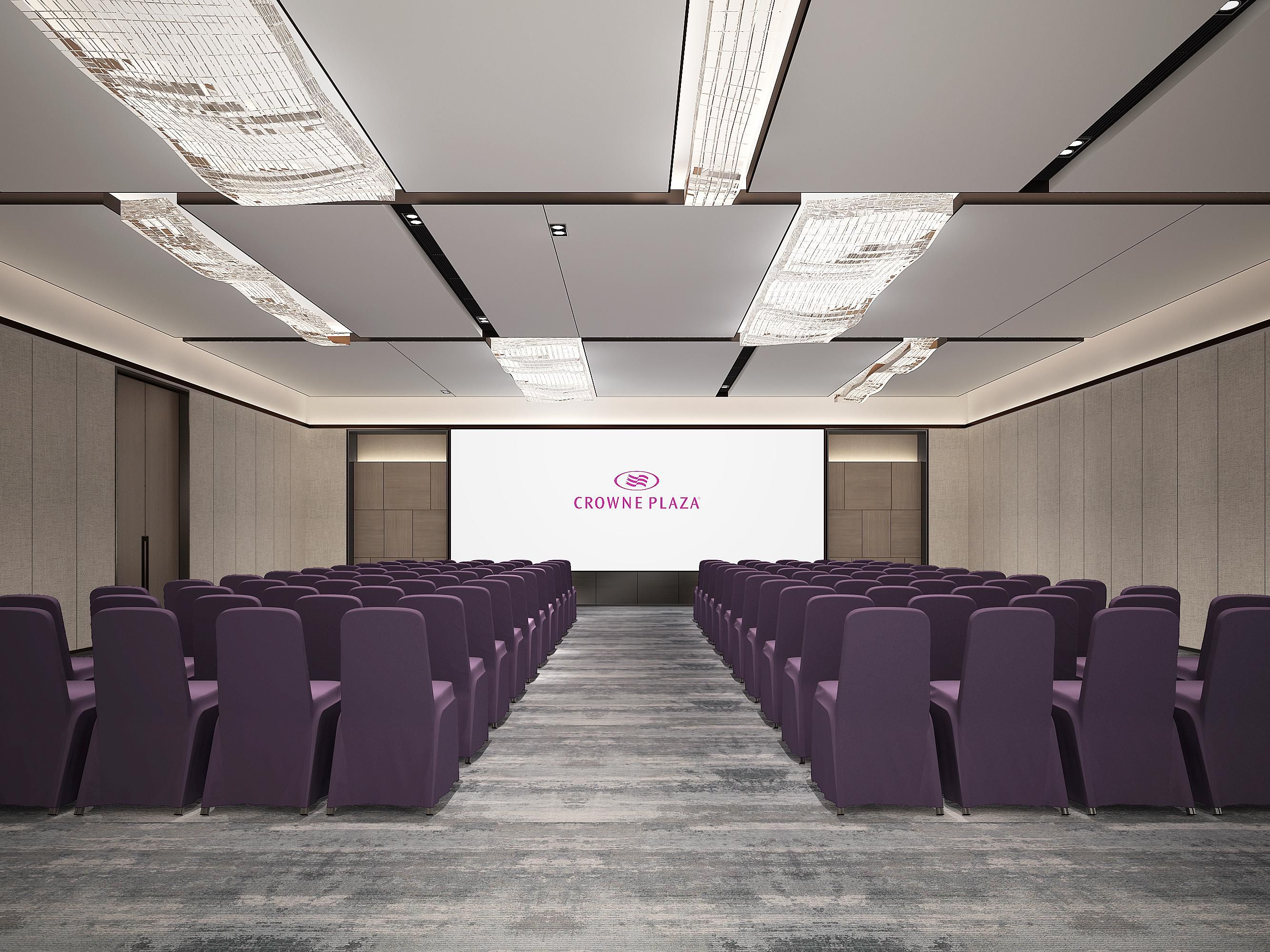 Our 880-square-meter Grand Ballroom has a capacity for 450 people. The ballroom's design draws upon Zhengzhou's cultural elements and includescontrasting metal and wood veneers that are expressive of the hotel's artistic style. Room options range from 78-275 square meters and enjoy a contemporary styling highlighted by Chinese paintings and calli