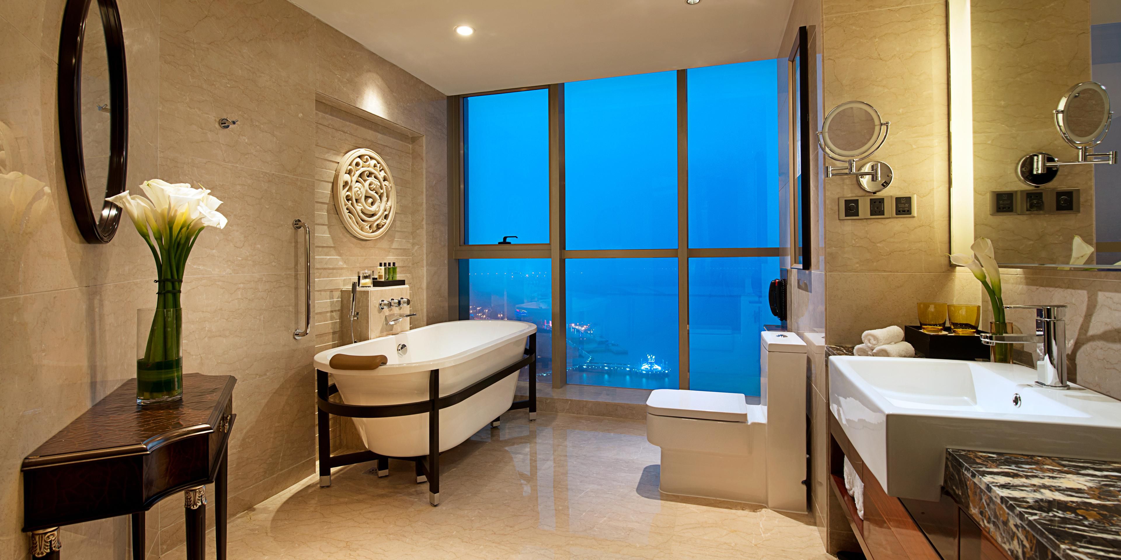 The 46-square-meter Deluxe River View Room is one of the most popular rooms, with a unique bathroom design. The bathtub faces the view, allowing guests to enjoy a relaxing bath while enjoying the beautiful scenery of the river.