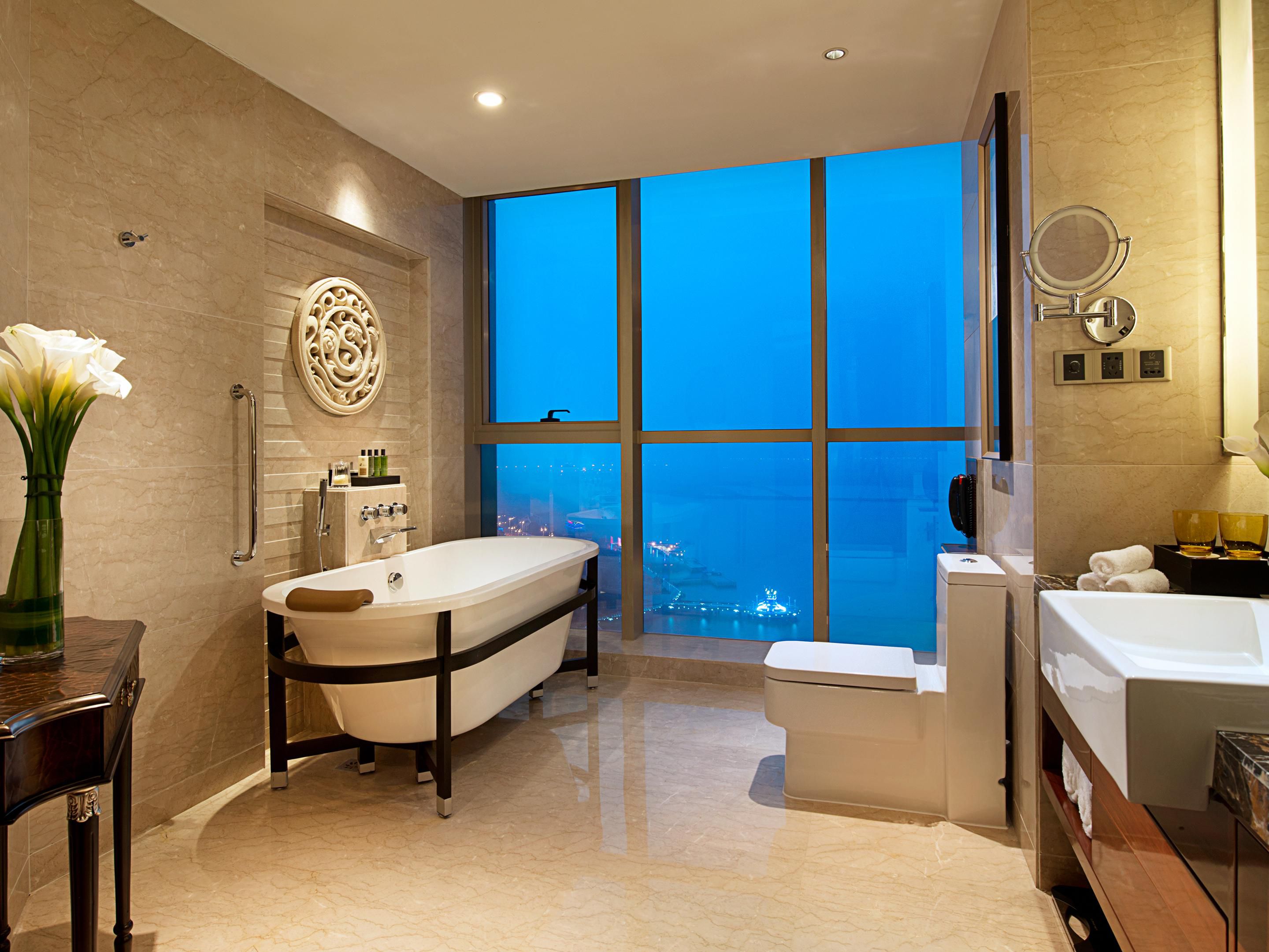 The 46-square-meter Deluxe River View Room is one of the most popular rooms, with a unique bathroom design. The bathtub faces the view, allowing guests to enjoy a relaxing bath while enjoying the beautiful scenery of the river.