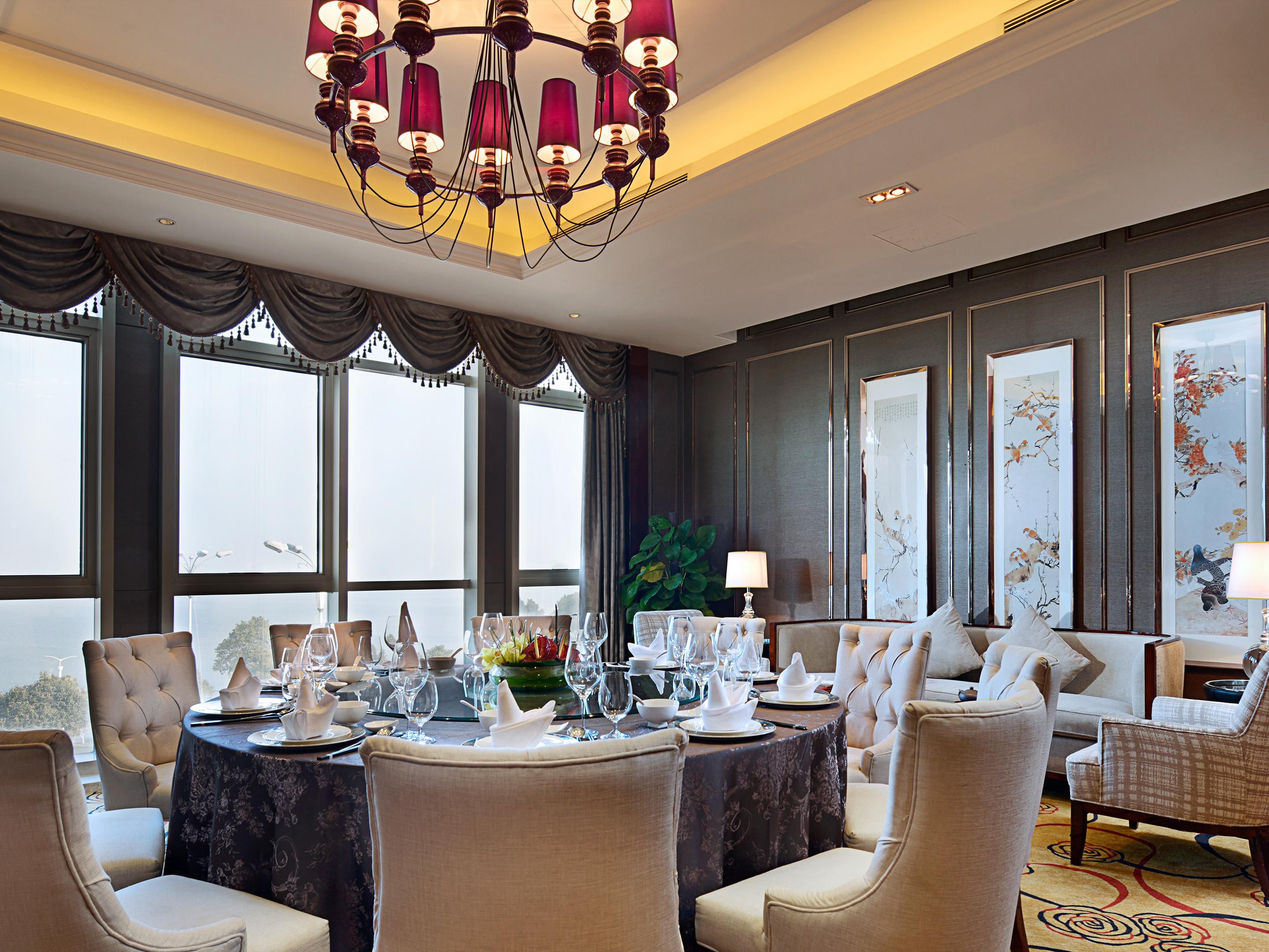 Hao Chi Chinese Restaurant mainly features Huaiyang cuisine and also provides authentic Cantonese delicacies including Hongkong Dim Sum and Guangdong barbecue as well as various seafood selections.