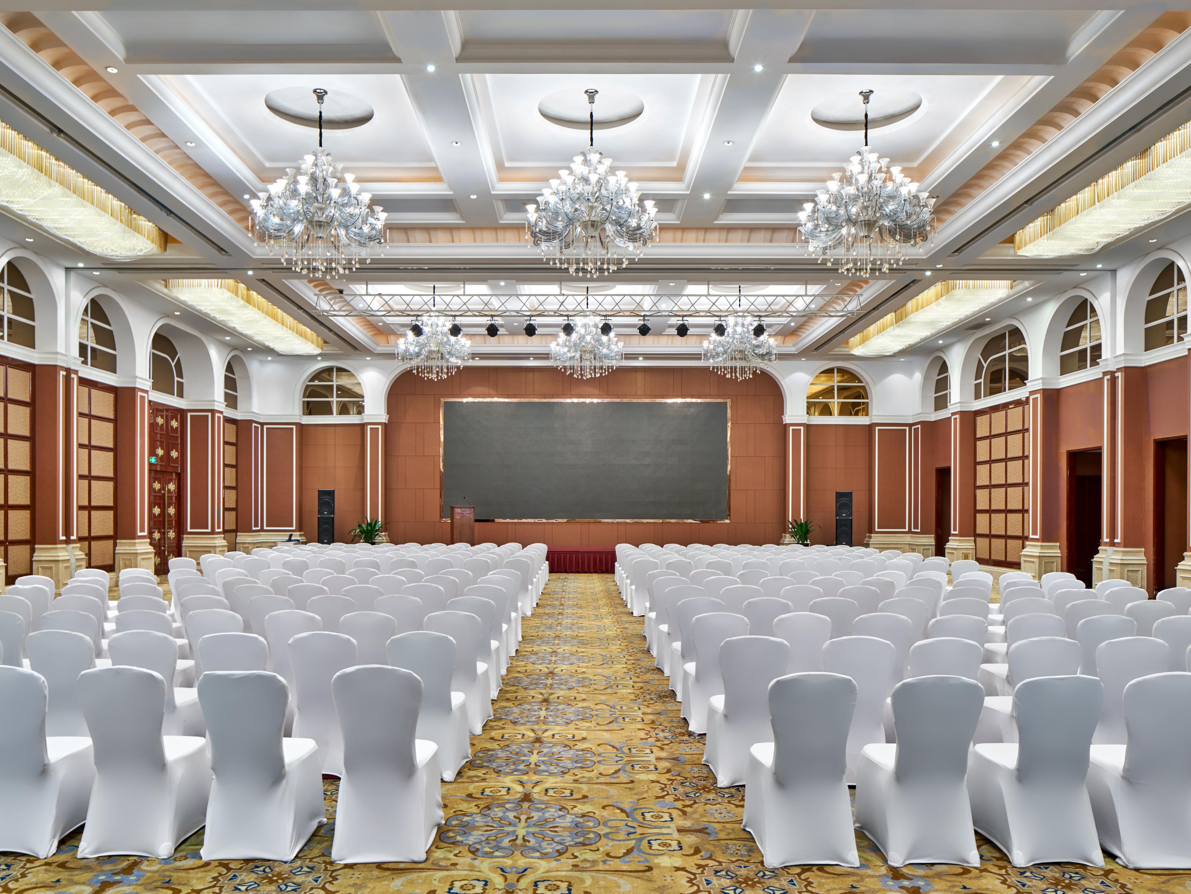 Crowne Plaza Zhenjiang boasts 2,000 square meters of flexible meeting space, Including 7 meeting rooms and a grand ballroom seating up to 500 guests. All rooms are equipped with the audio-visual system, multimedia projection and high speed internet access. Our Crowne Plaza Meetings Team will handle the details so you can focus on the big picture.
