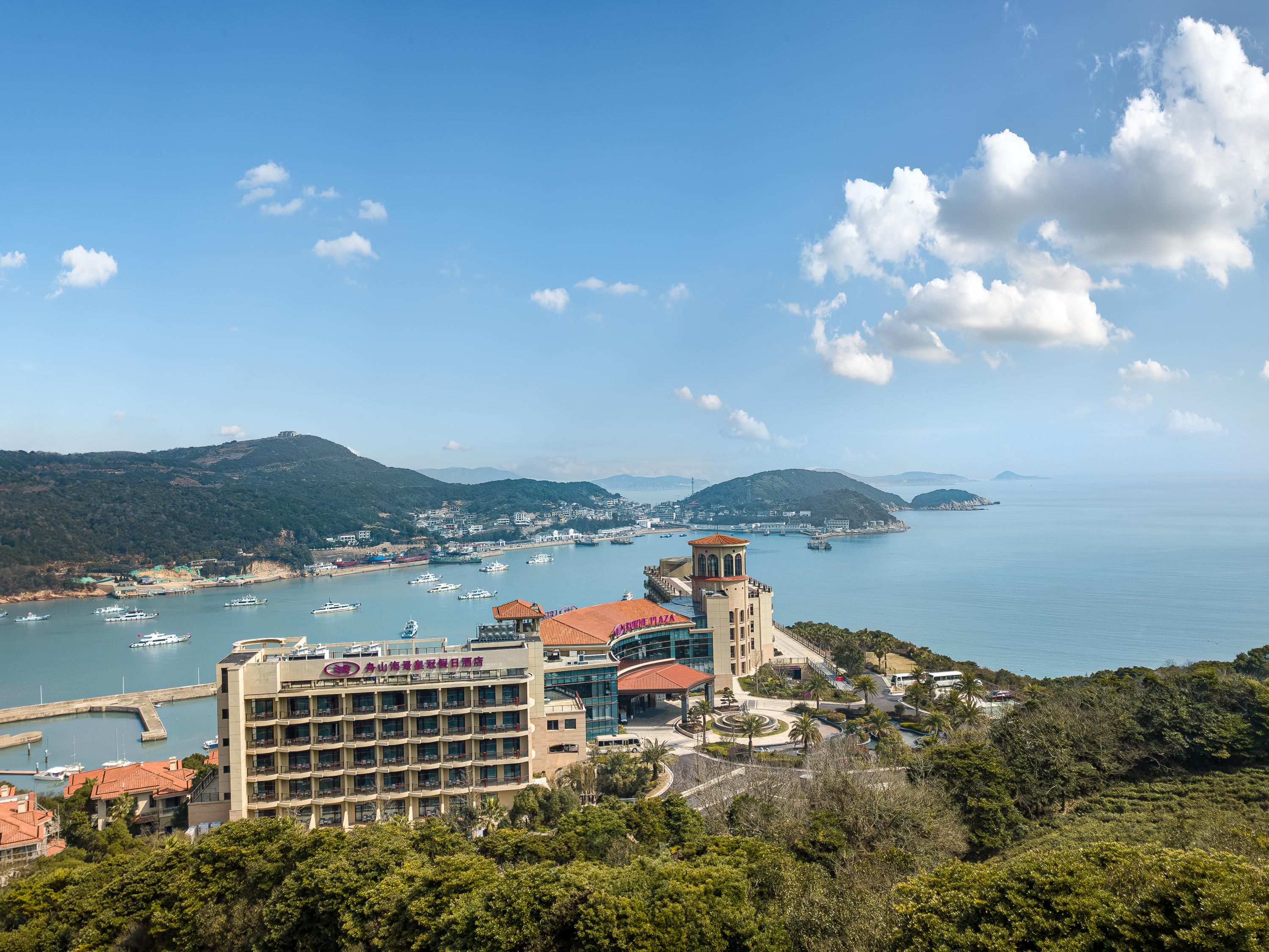 Well-equipped meeting spaces with panoramic glass walls that look out over the bay are spread over a total area of 900 sqm, including an outdoor poolside platform. Whether it's a small or medium sized meeting, a modern outdoor party, or a romantic wedding, the Crowne Meetings Director will be on hand to assist in making wonderful moments.