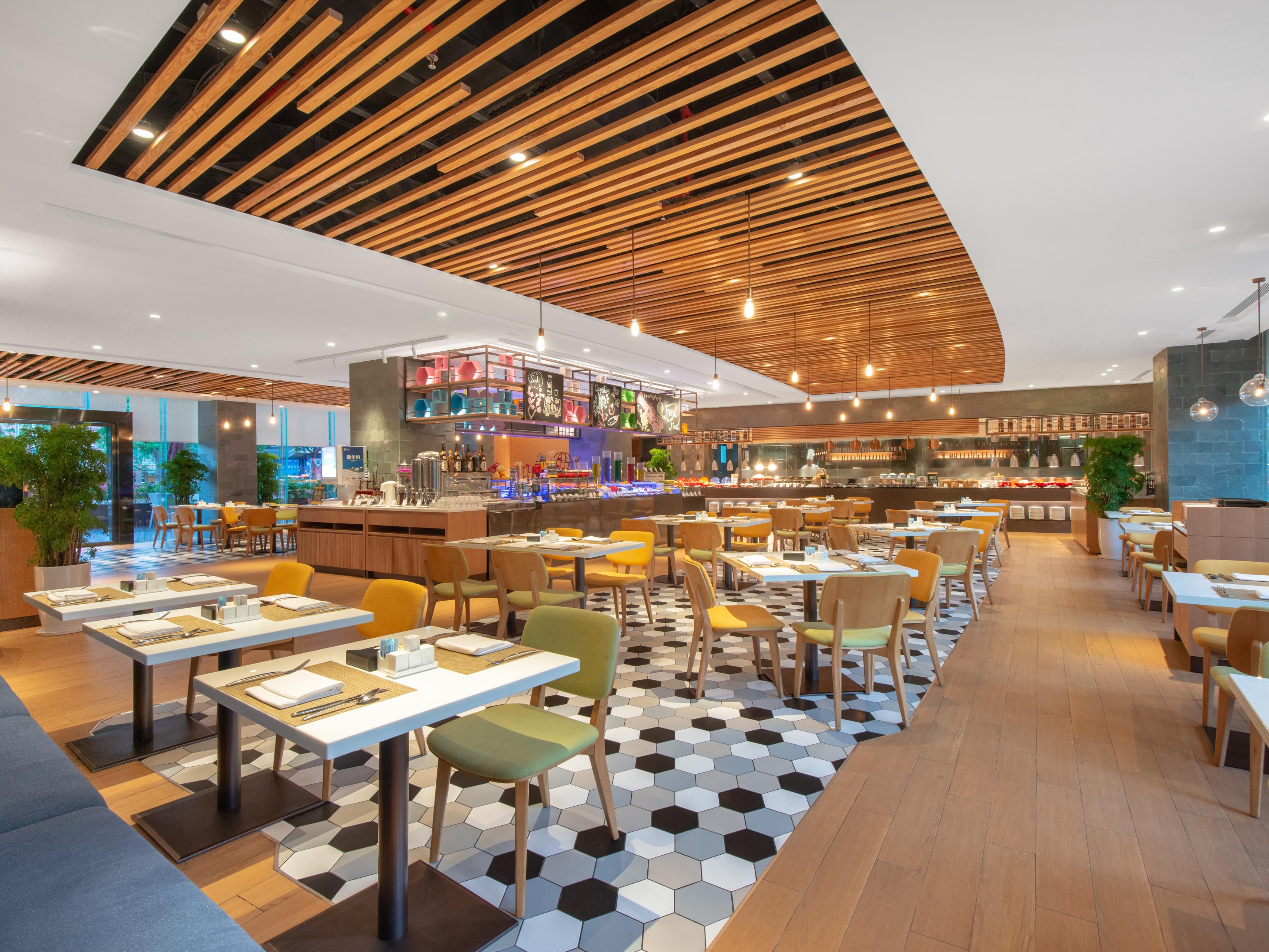 Hotel features Chinese & Western Restaurants. The Lobby Lounge and Executive Lounge are the best choice for your business and leisure dining needs, making your business and travel more comfortable.
