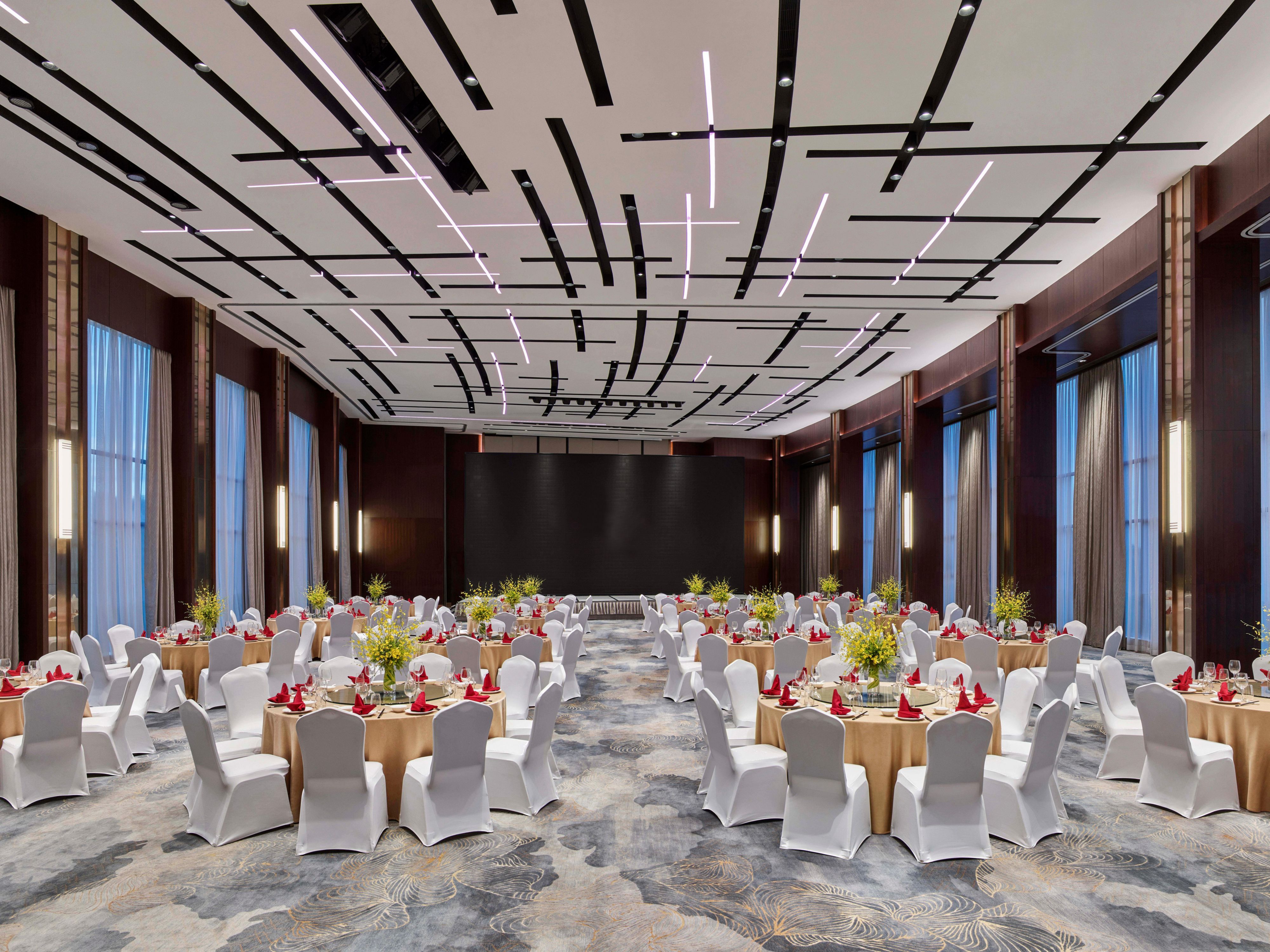 1,952 square meters of flexible event space including 958 square meter pillar-free ballroom with 7-meter ceilings and 7 multifunctional meeting rooms. Each space is equipped with state-of-the-art audio-visual equipment and broadband Internet service. Whether you are hosting an important boardroom meeting, annual company dinner or romantic wedding.