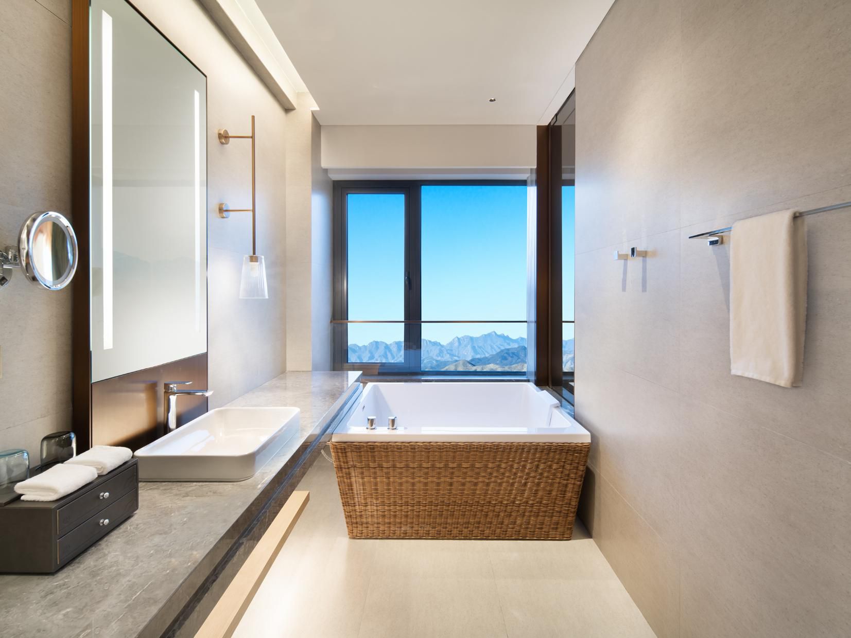 Most of the rooms in the hotel are equipped with hot springs for guests to enter. The hot spring water has a history of more than 1600 years and is of the silicic acid type.