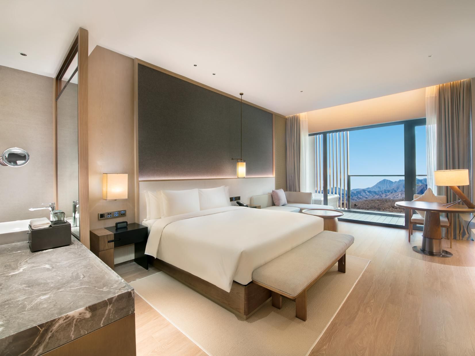 1 Standard -Kingsize-Bett mit Balkon