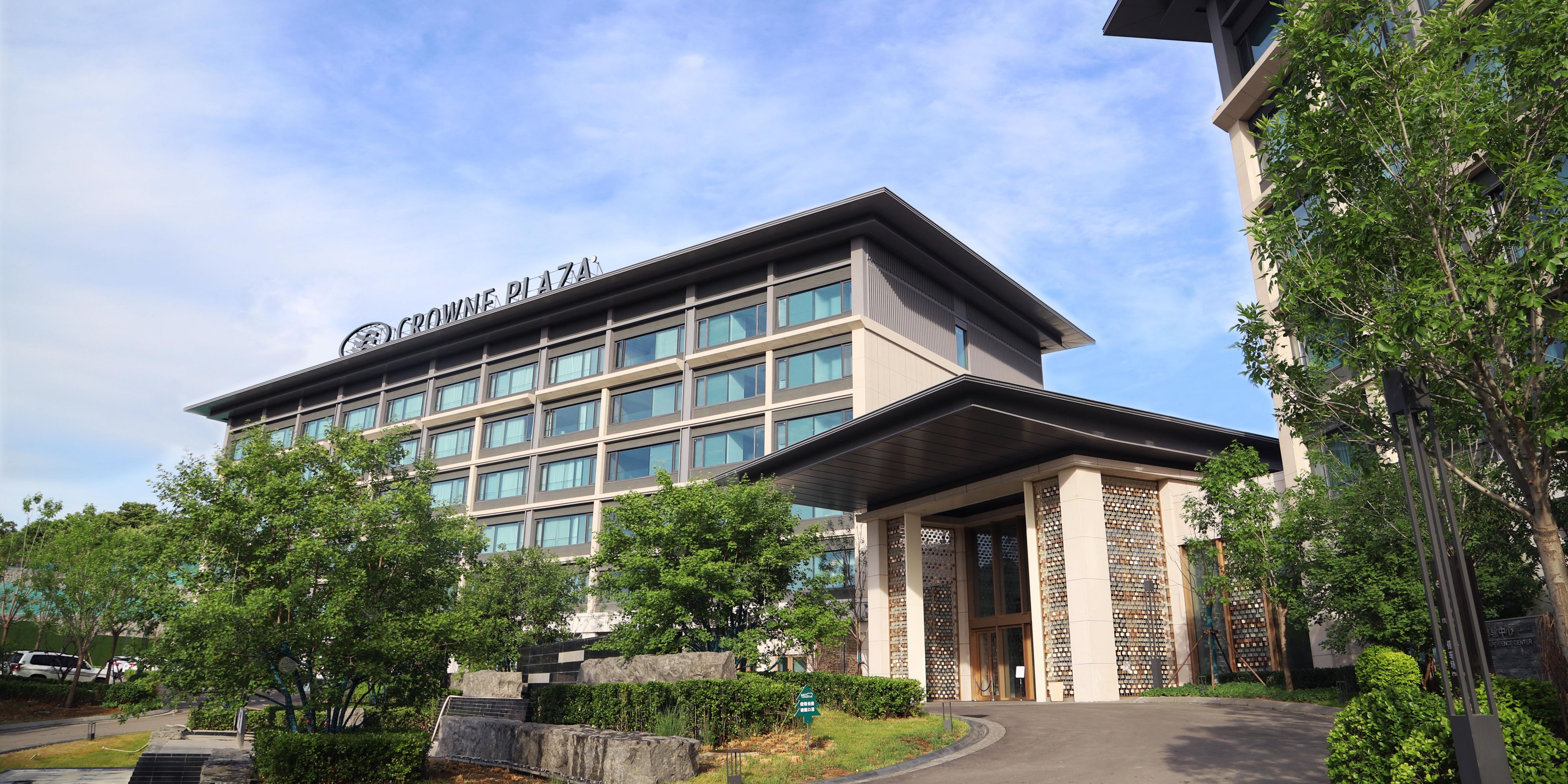 $hotelInfo.mediaDetails.welcomePhotos.primaryPhoto.caption}