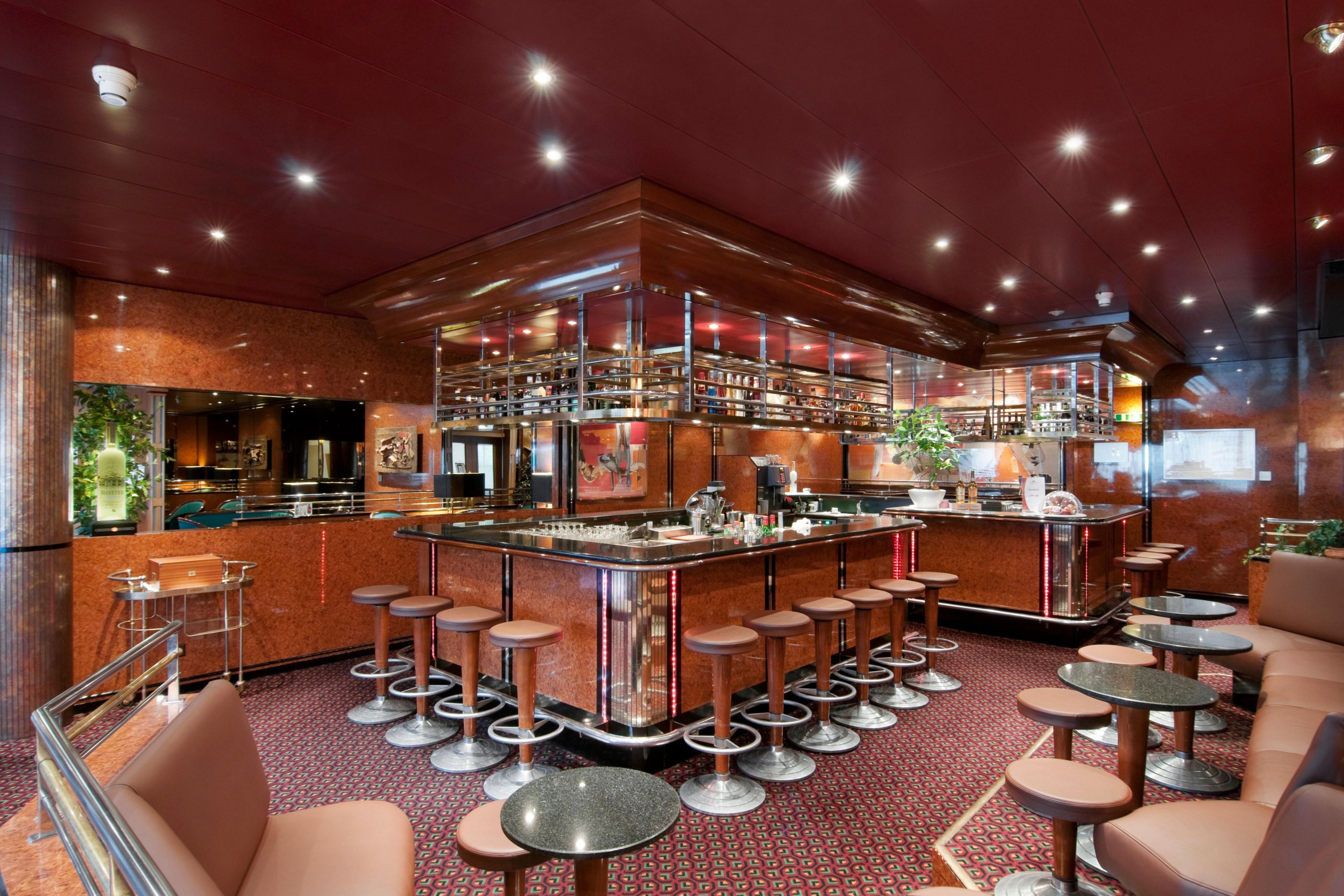 Relax with a drink in the bar of the Crowne Plaza Zürich!