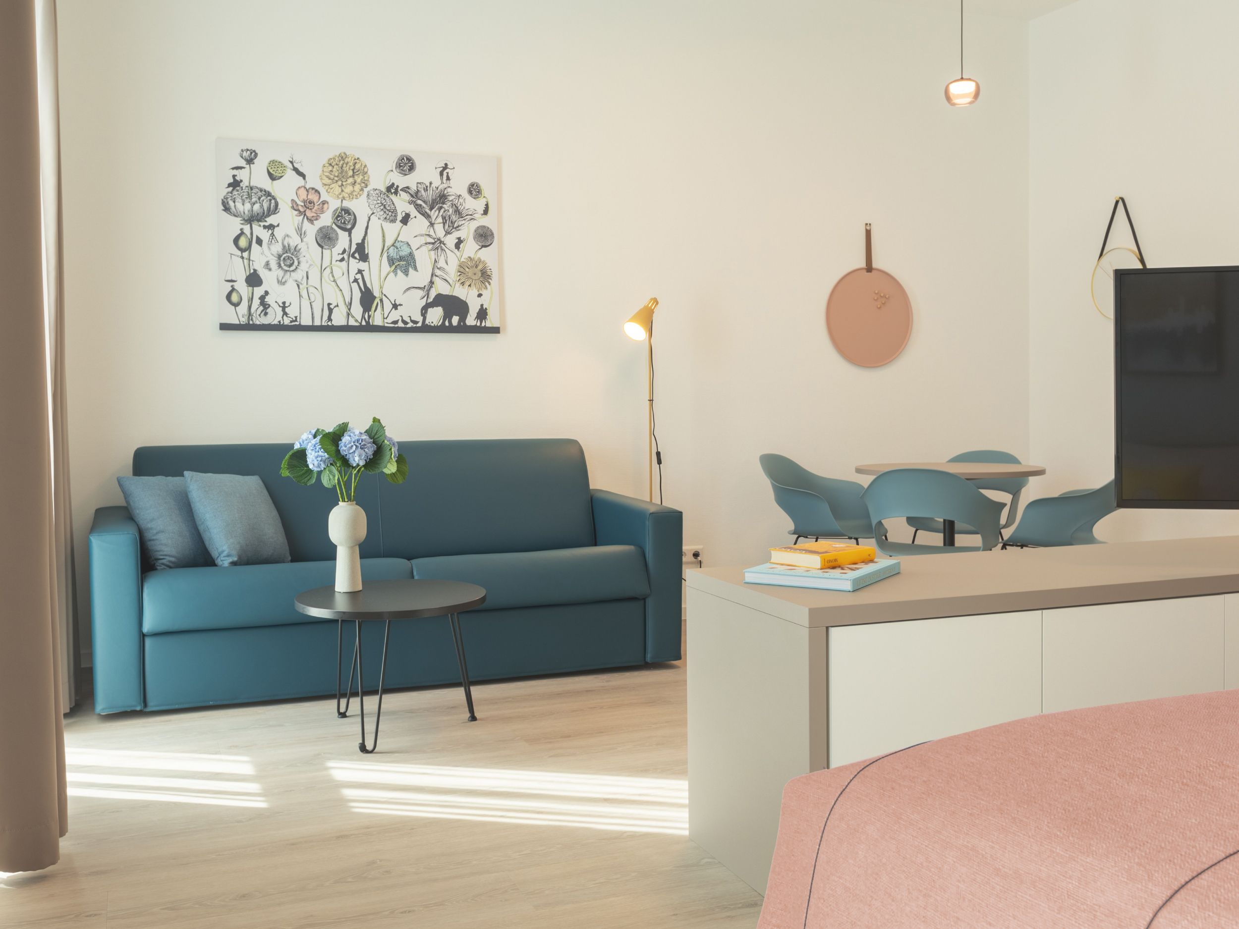 Hotelschlafzimmer mit Kingsize-Bett, Fernseher, Schreibtisch und Stuhl