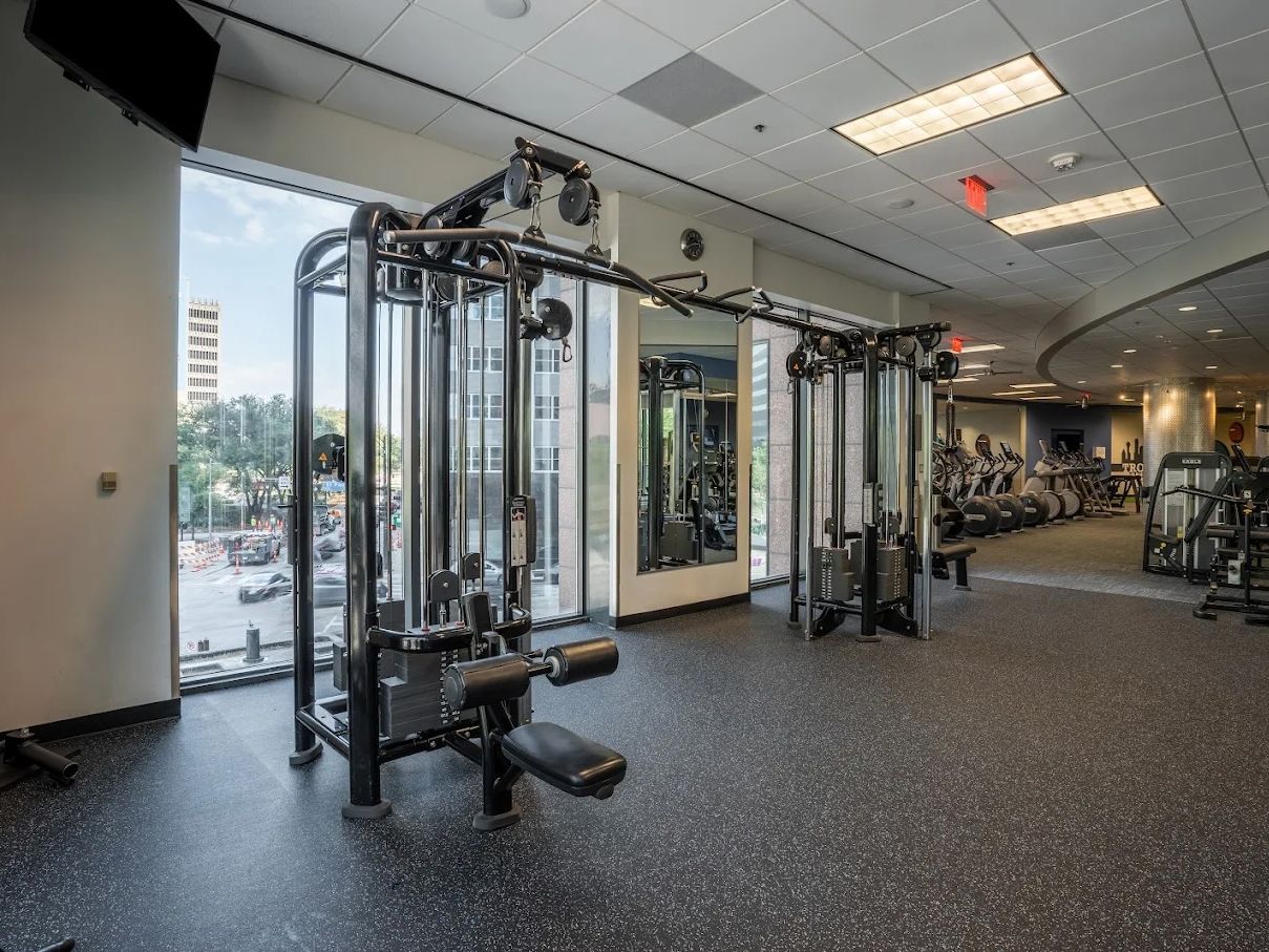 gym with cable machine equipement