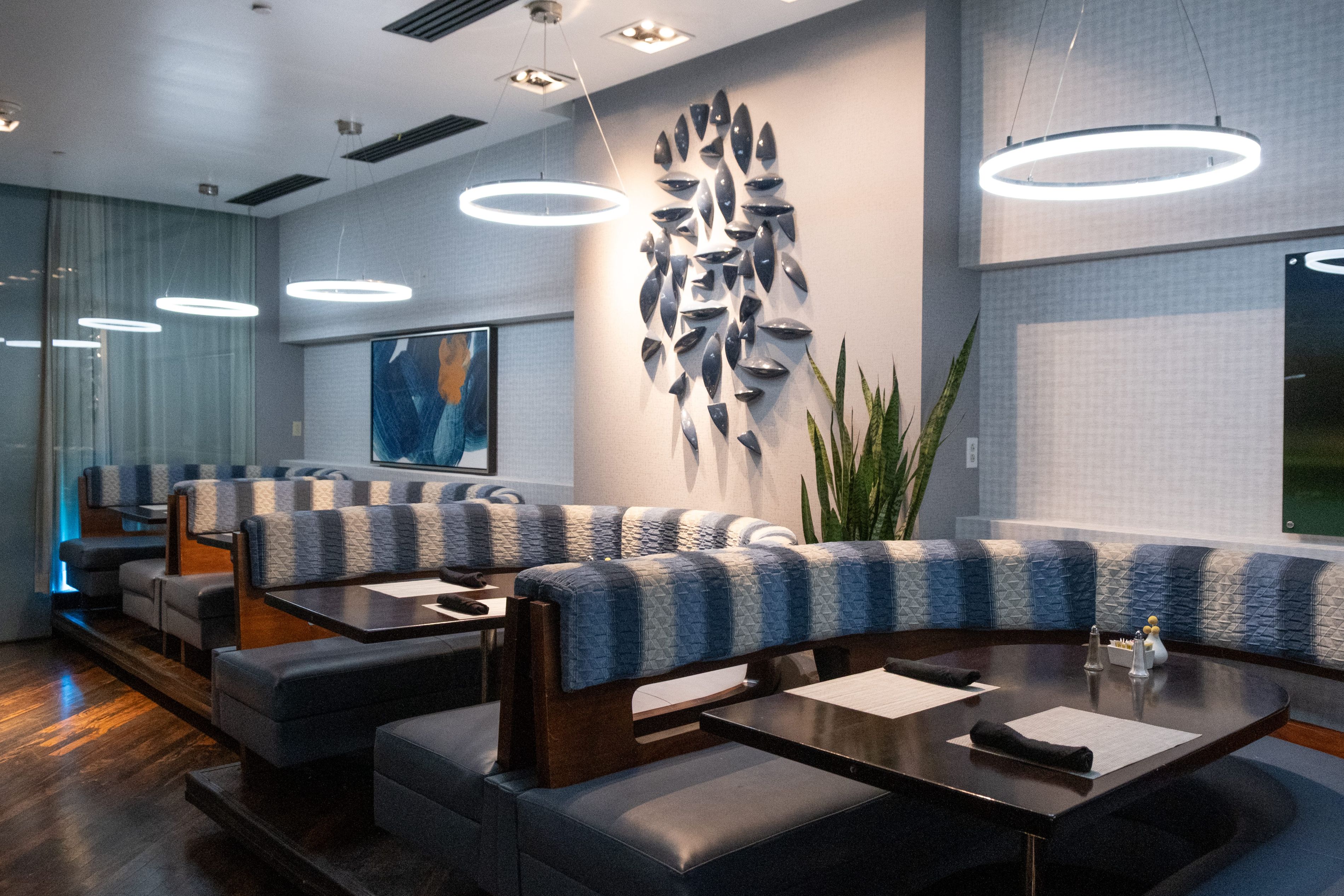 dining area at Crowne Plaza Dallas Downtown