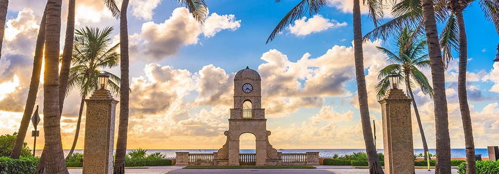 Luxury shops along Worth Avenue in Palm Beach, Florida. (USA Stock