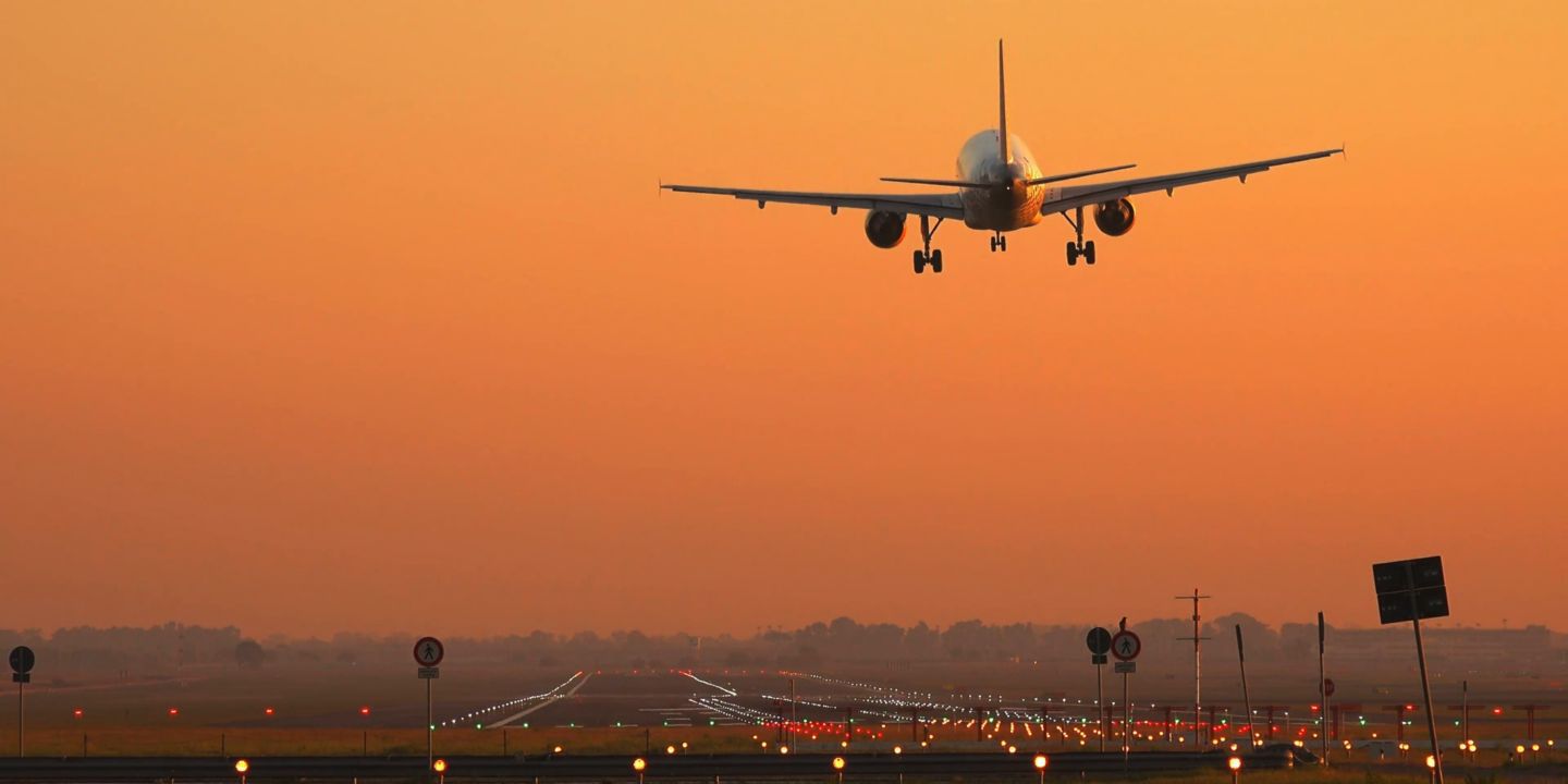 夕陽下飛機著陸