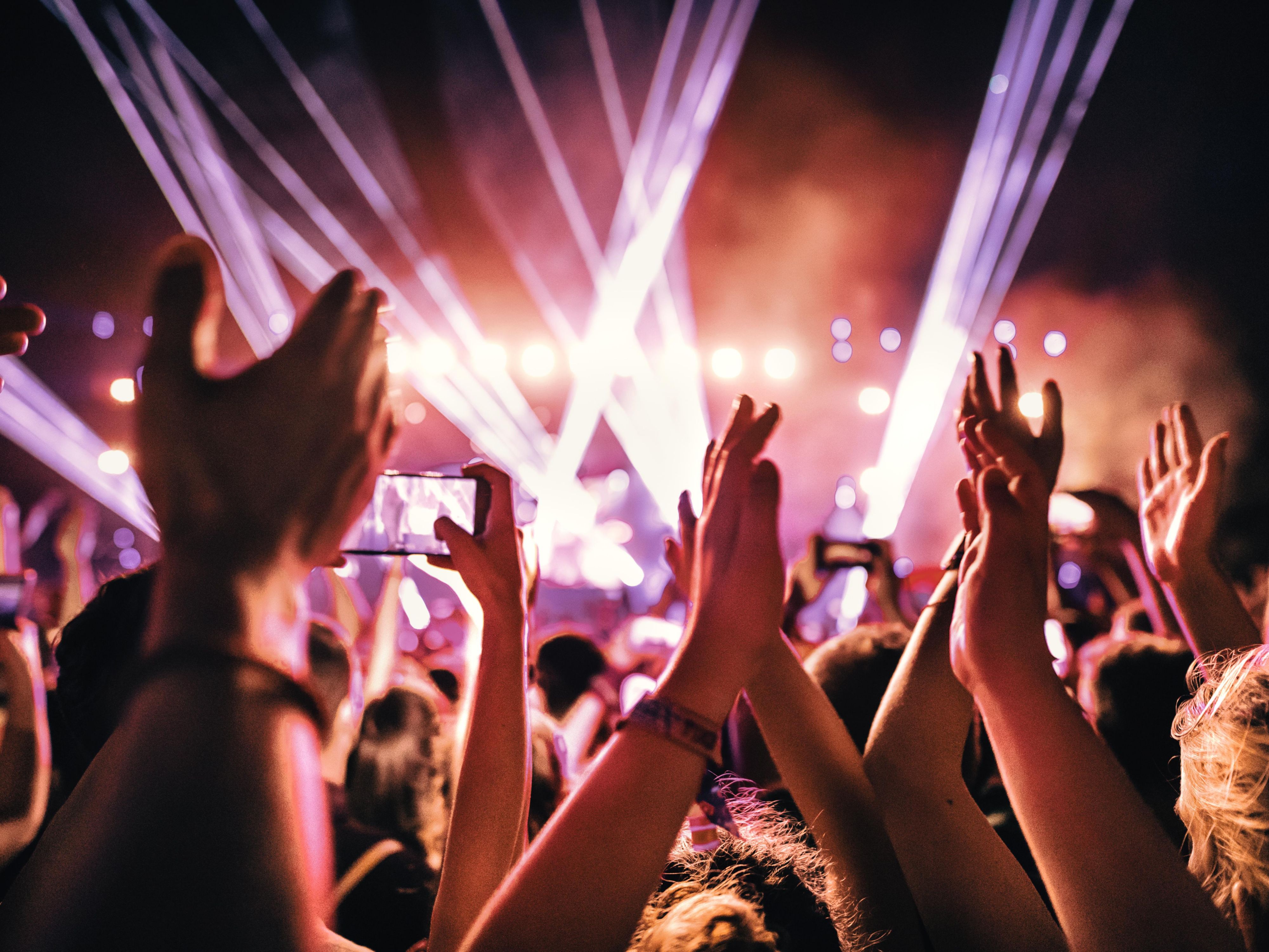 Atlanta’s live music venues offer diverse experiences, from the grand Mercedes-Benz Stadium and energetic State Farm Arena to the elegant Cobb Energy Centre and stylish Coca-Cola Roxy. Each venue adds unique flair to the city’s vibrant concert scene, all conveniently accessible from the hotel.