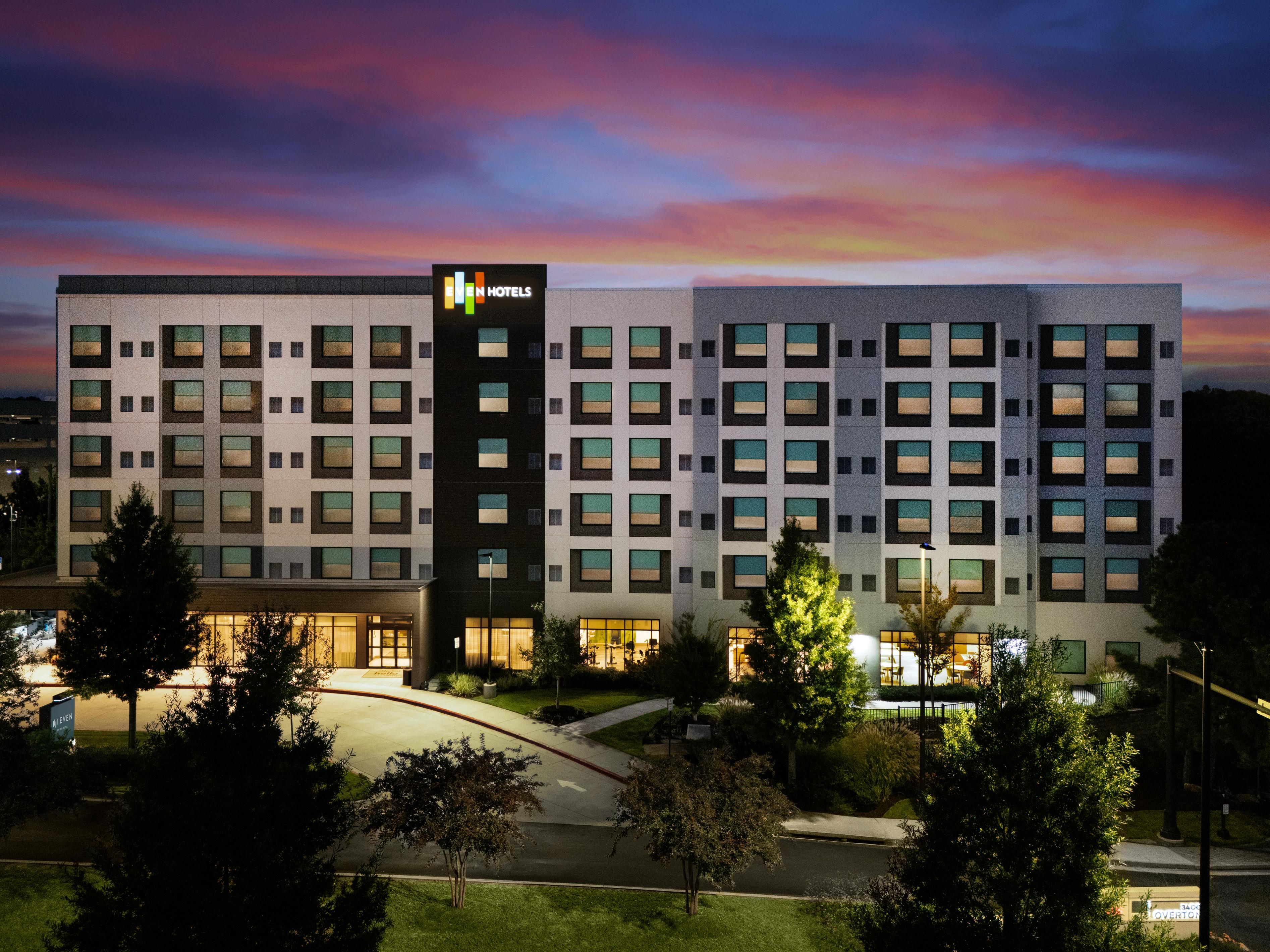 Experience modern comfort at EVEN Hotel Atlanta – Cobb Galleria