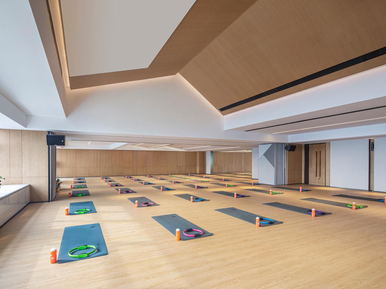 Located on the 33rd floor of the hotel, there are diverse activity rooms that provide you with themed party venues in addition to meetings (yoga, meditation, salons, etc.)