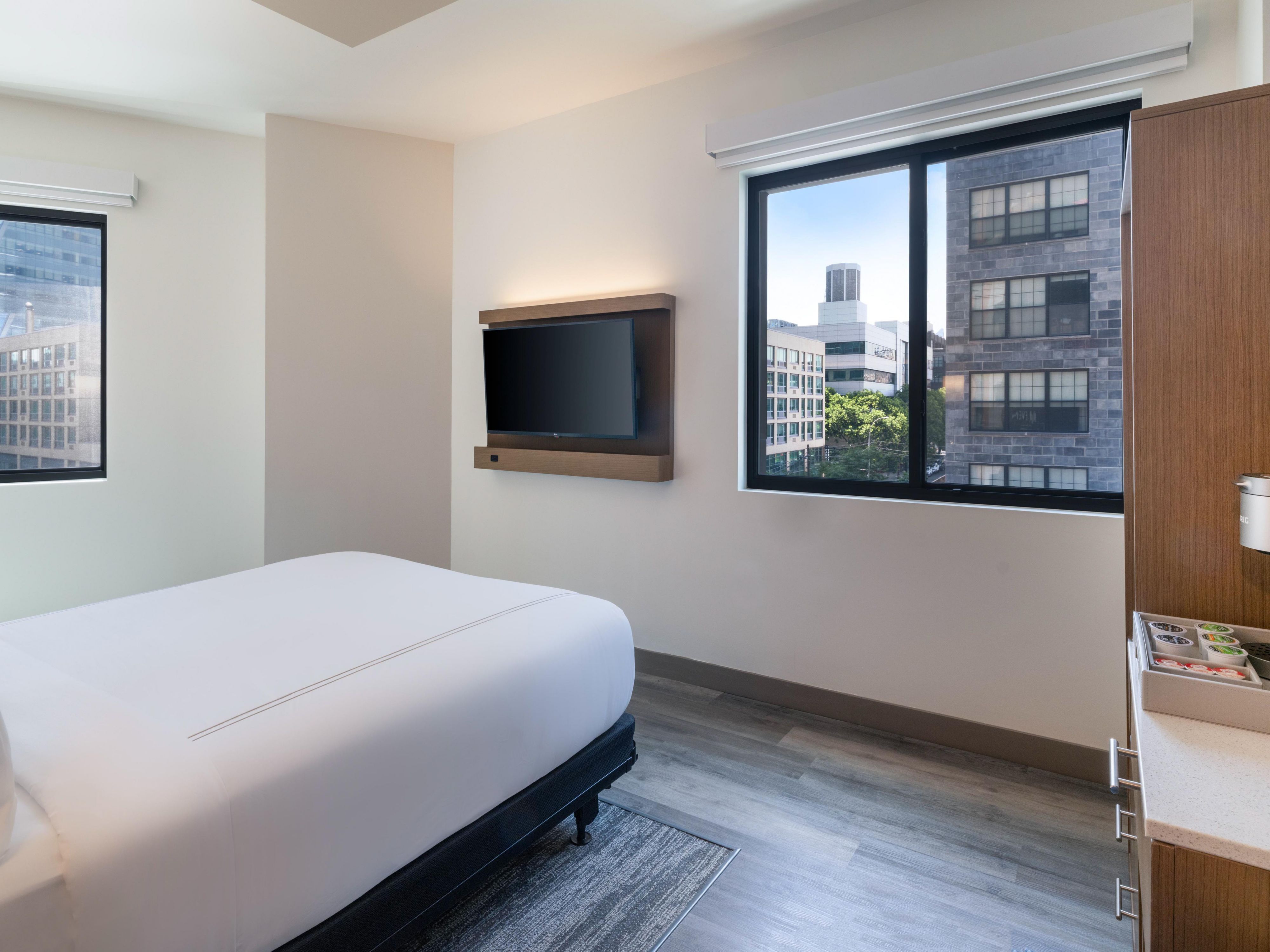Framing the iconic New York City skyline, our guest rooms offer a serene escape with a stunning city backdrop. Enjoy restful nights and refreshing mornings in eucalyptus linens, while taking in the sweeping views just beyond your window.