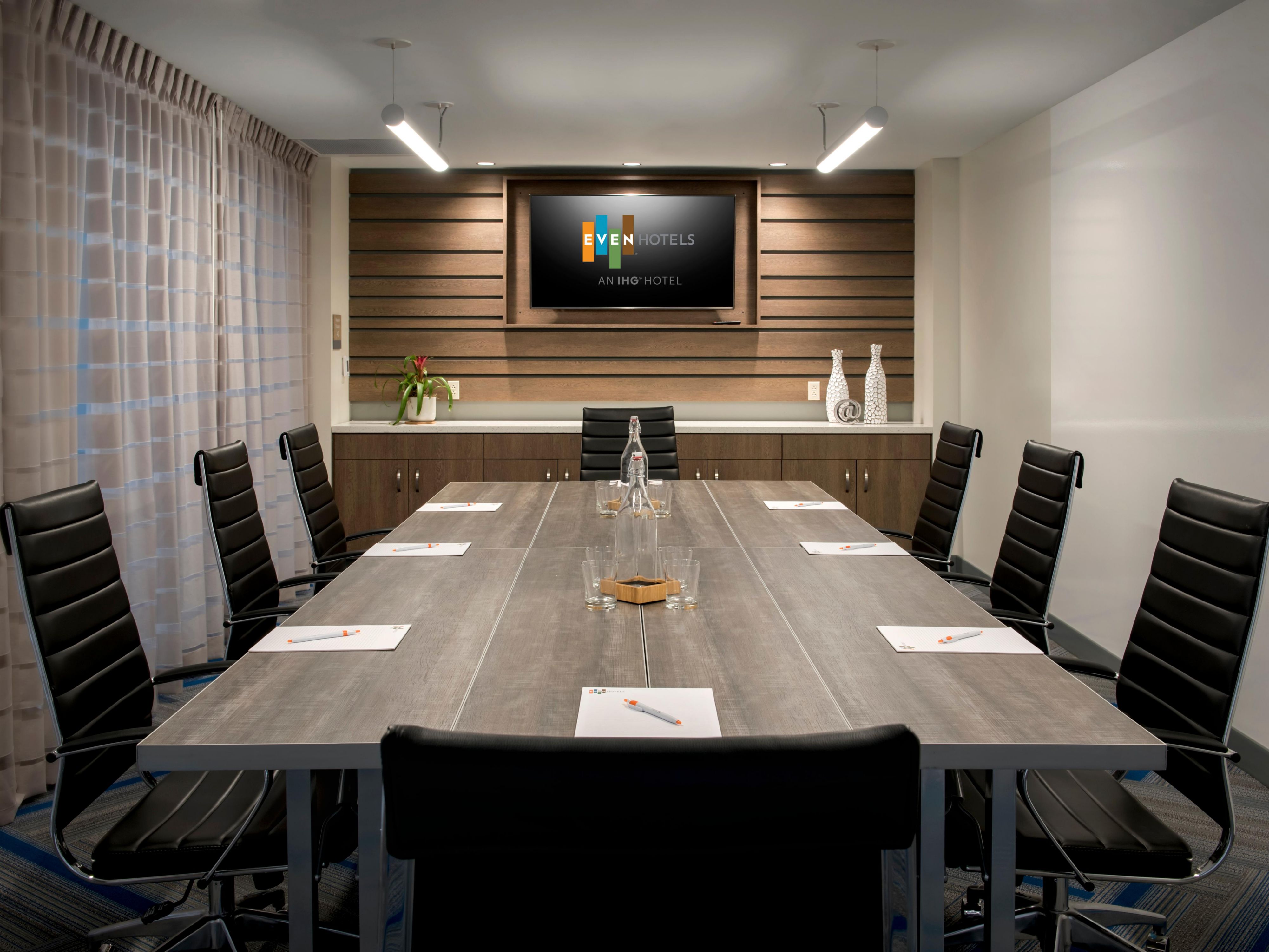 Host your next business or social gathering in our modern rooftop lounge, with 2,000 sq ft of luxurious event space. Designed to accommodate up to 50 guests, this seasonal venue offers panoramic views, sleek design, and a professional atmosphere, perfect for meetings, mixers, or creative sessions in a contemporary setting.