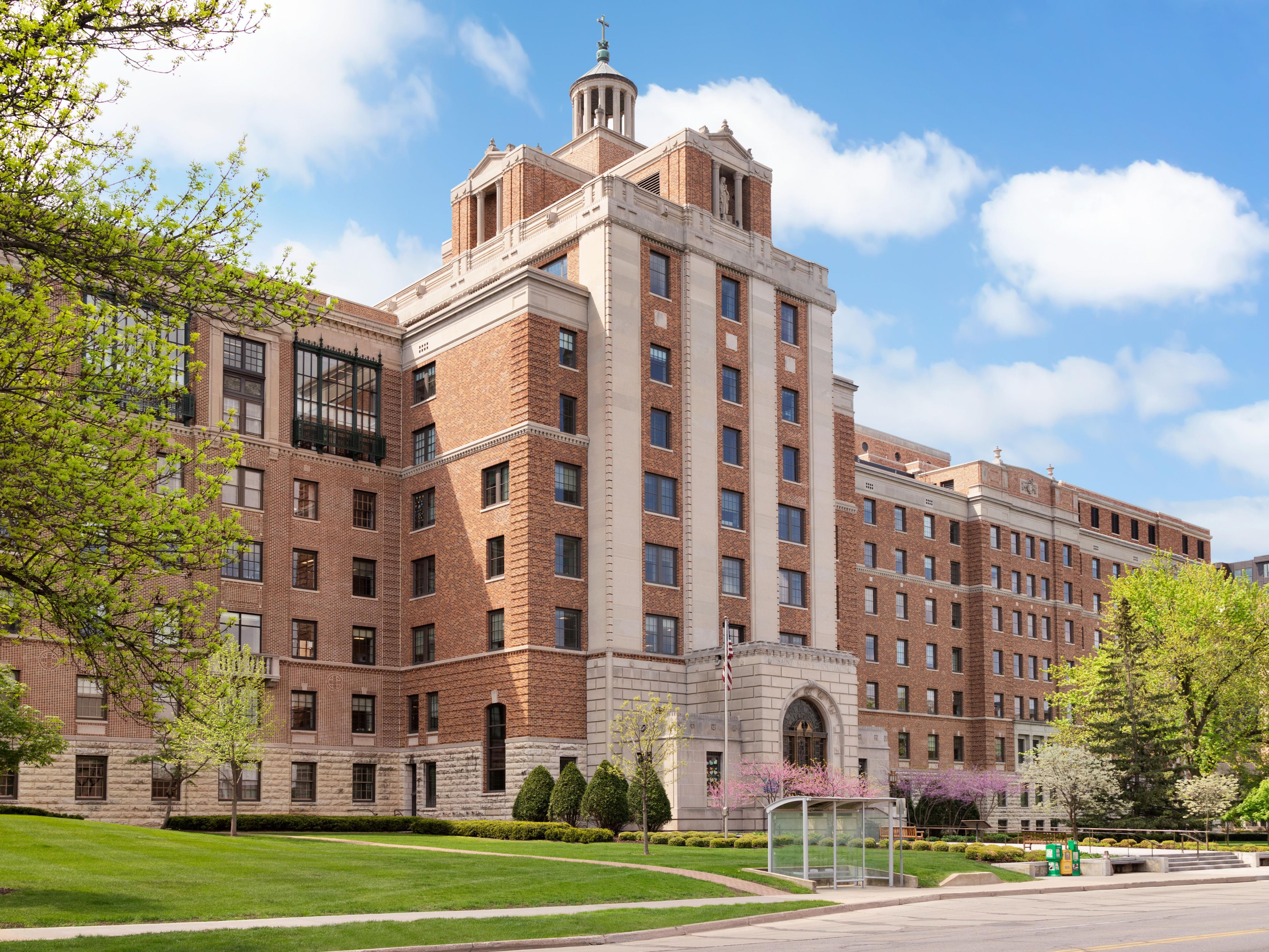 Located across the street from the Mayo Clinic Hospital, St. Marys Campus and near the Methodist Hospital Campus, our hotel welcomes guests in town for medical appointments or procedures. For your convenience, we offer self-service laundry facilities, spacious rooms, and free Wi-Fi. Our caring team will ensure all your needs are met.​