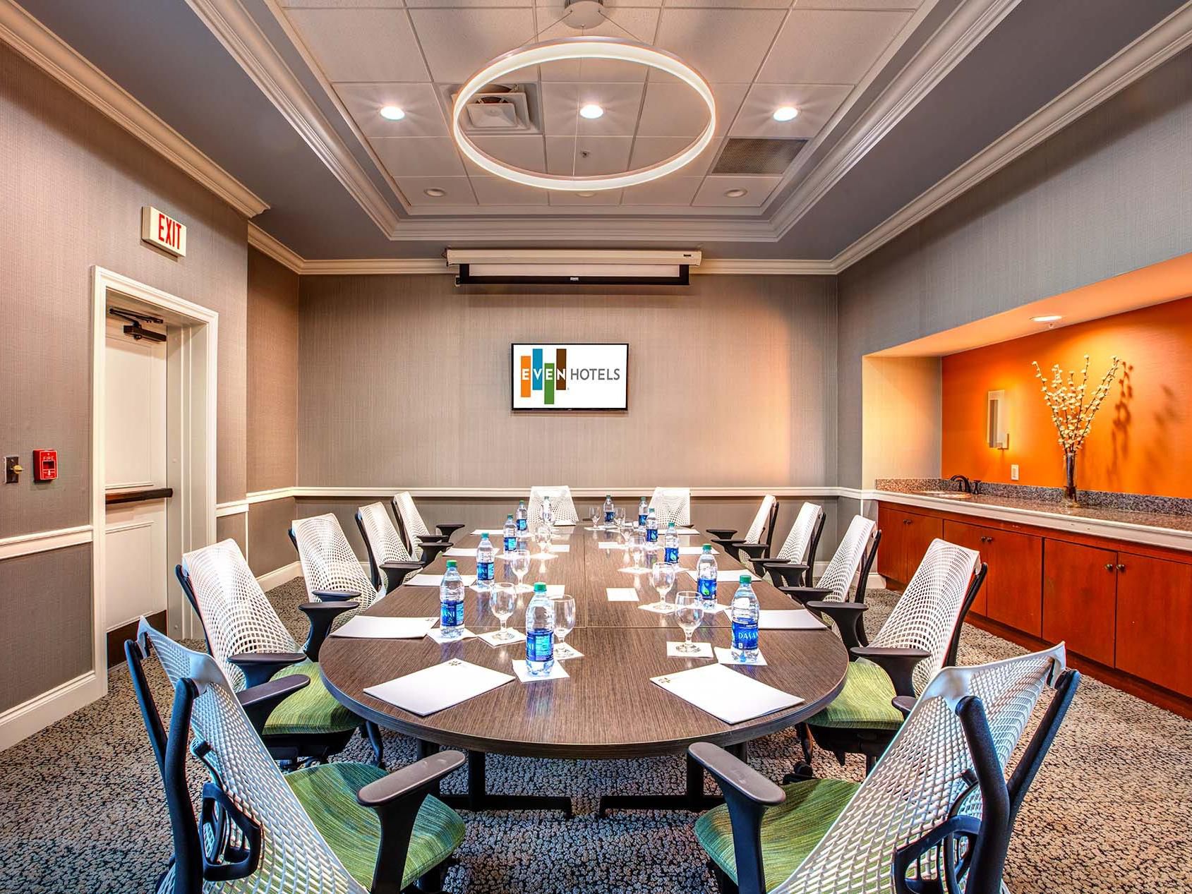 Host successful events in our flexible meeting spaces, equipped with cutting-edge technology and catering options. Whether for business or social gatherings, we provide the perfect setting for a productive experience.