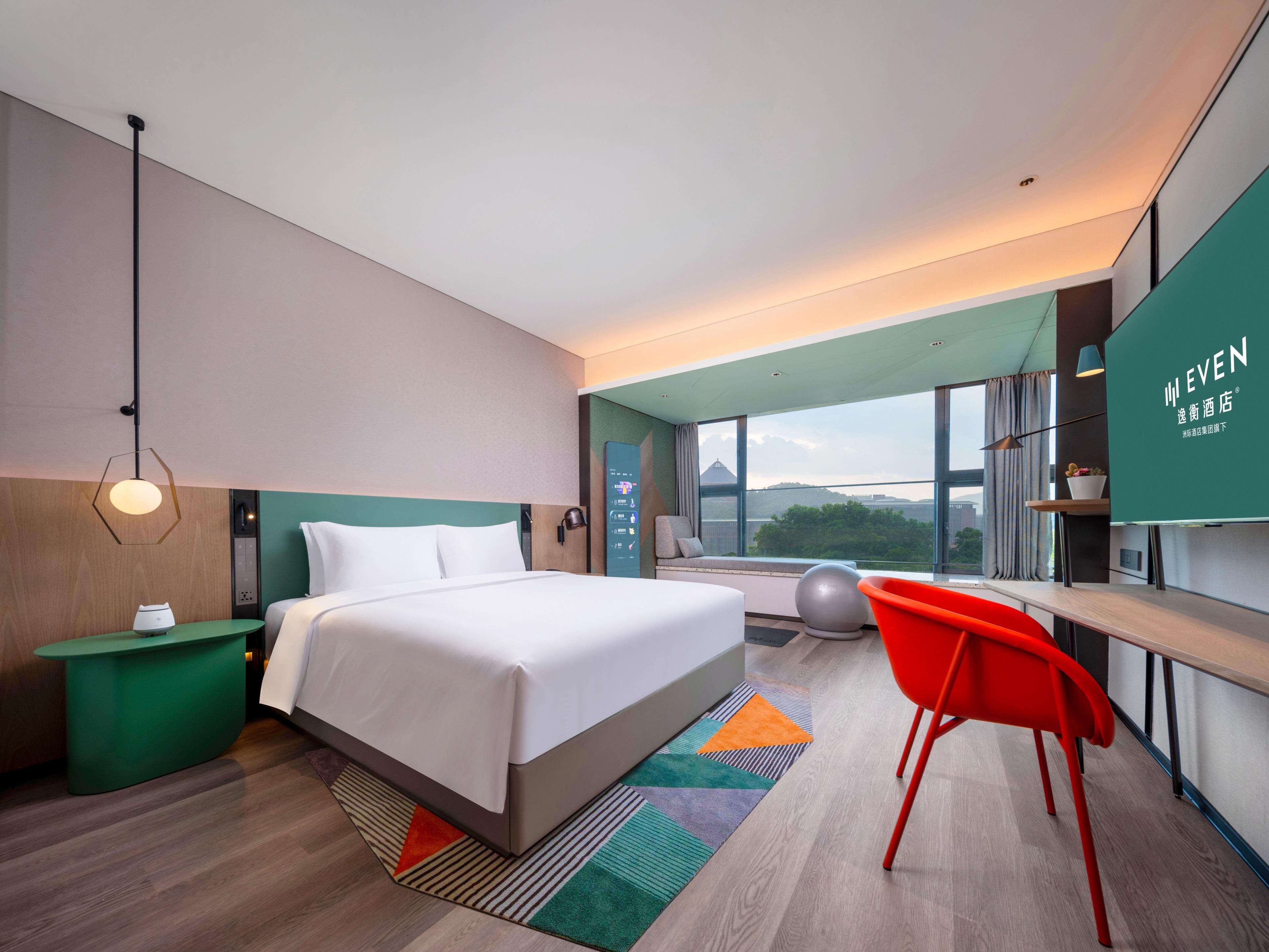 The AI magic mirror in the guest room offers free fitness courses, games and announcements. With multi-scenario lighting, luxury mattress and bedding for good sleep. The award-winning aromatherapy lamp helps. Australian bath products give a refreshing experience.