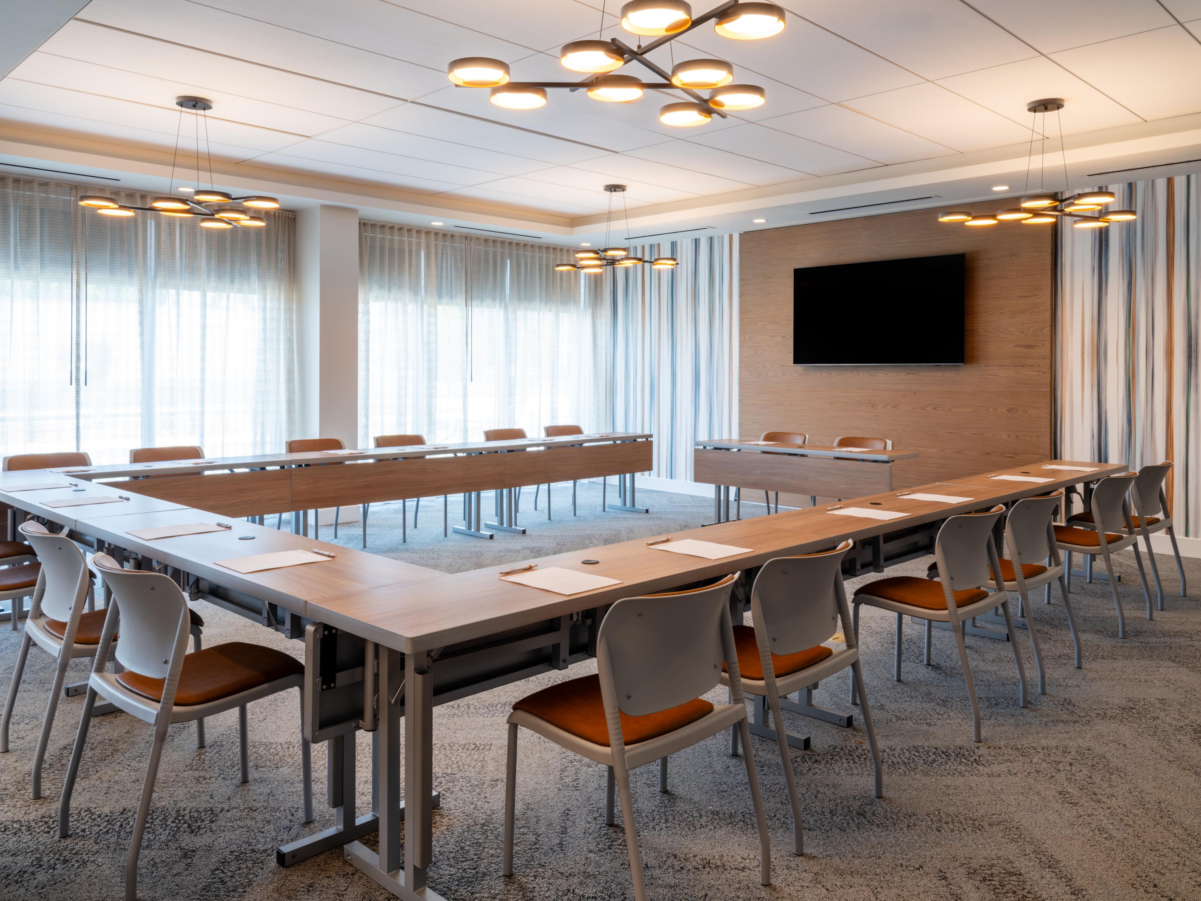 Host seamless events - large or small! Our adaptable meeting space features a grand room for 70 & a cozy one for 20. Both boast multiple TVs, top-notch amenities & delicious catering options. Plan your next gathering with ease! ️