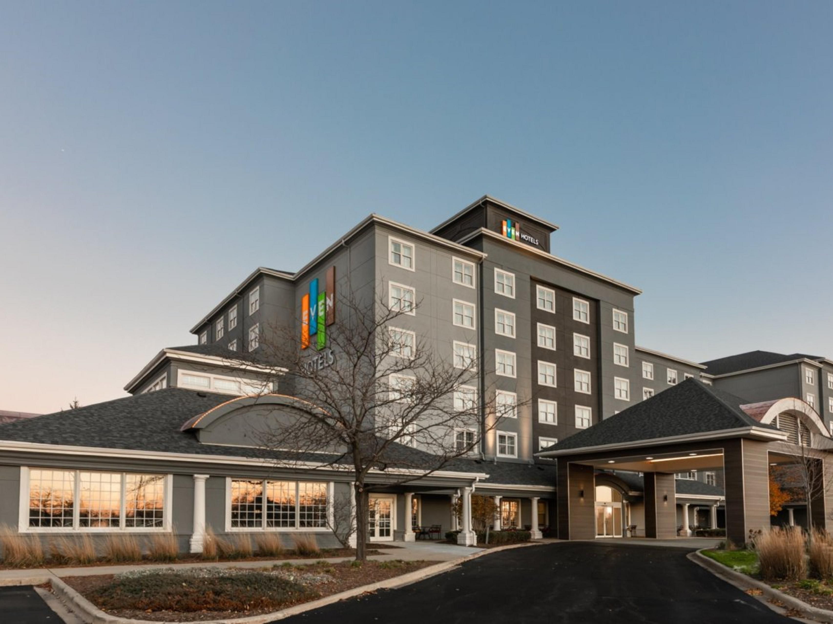 Our hotel near Tinley Park Convention Center is ideal for guests visiting for business or leisure. We are minutes away from corporate offices, including UGN, Intermodal Acquisition, and Panduit. If you're in town for leisure, tee off at Odyssey Golf Course, hike through Orland Park or Midlothian natural preserves, or enjoy a day exploring Chicago.​