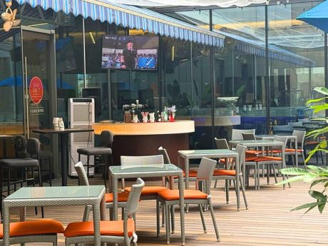  Bar On 7 Holiday Inn Express Singapore Katong