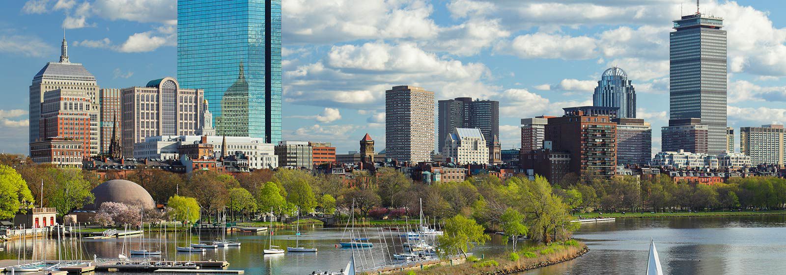 Vue plus large de la ligne d'horizon de la ville de Boston et de l'eau