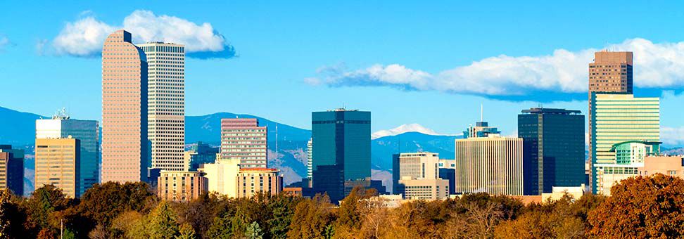 Pemandangan cakrawala Kota Denver di depan langit biru
