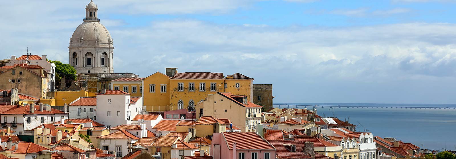 Wunderschöner Blick auf die Küste von Lissabon und seinen Gebäuden mit rotem Dach