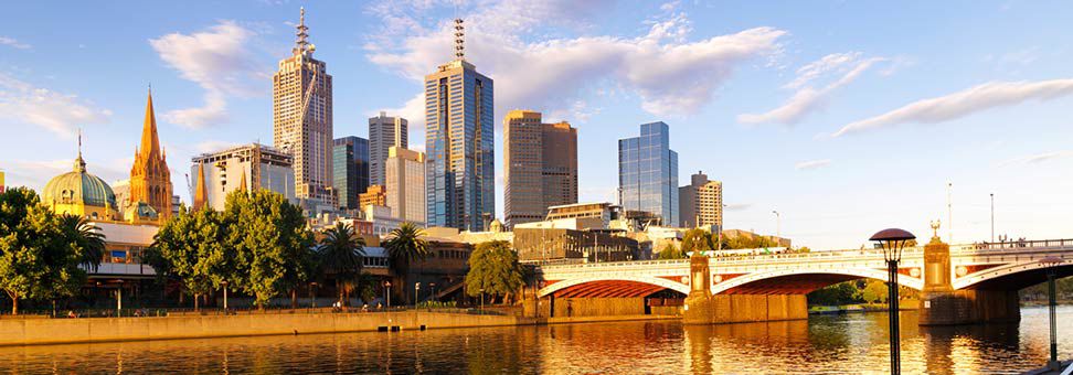 Quang cảnh bên kia sông Yarra tại cây cầu công chúa và cảnh quan thành phố Melbourne