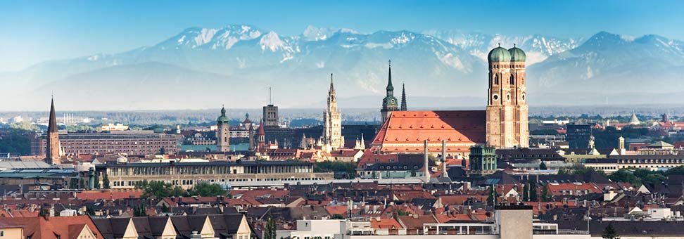 pemandangan kota Munich pada hari yang cerah dengan pegunungan di latar belakang