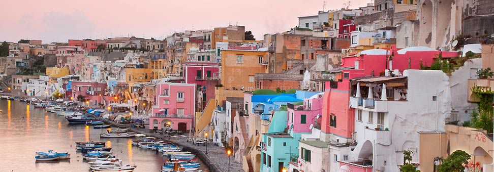 Vista de la isla de Procida Italia cerca de Nápoles. Los edificios son de varios colores pastel.